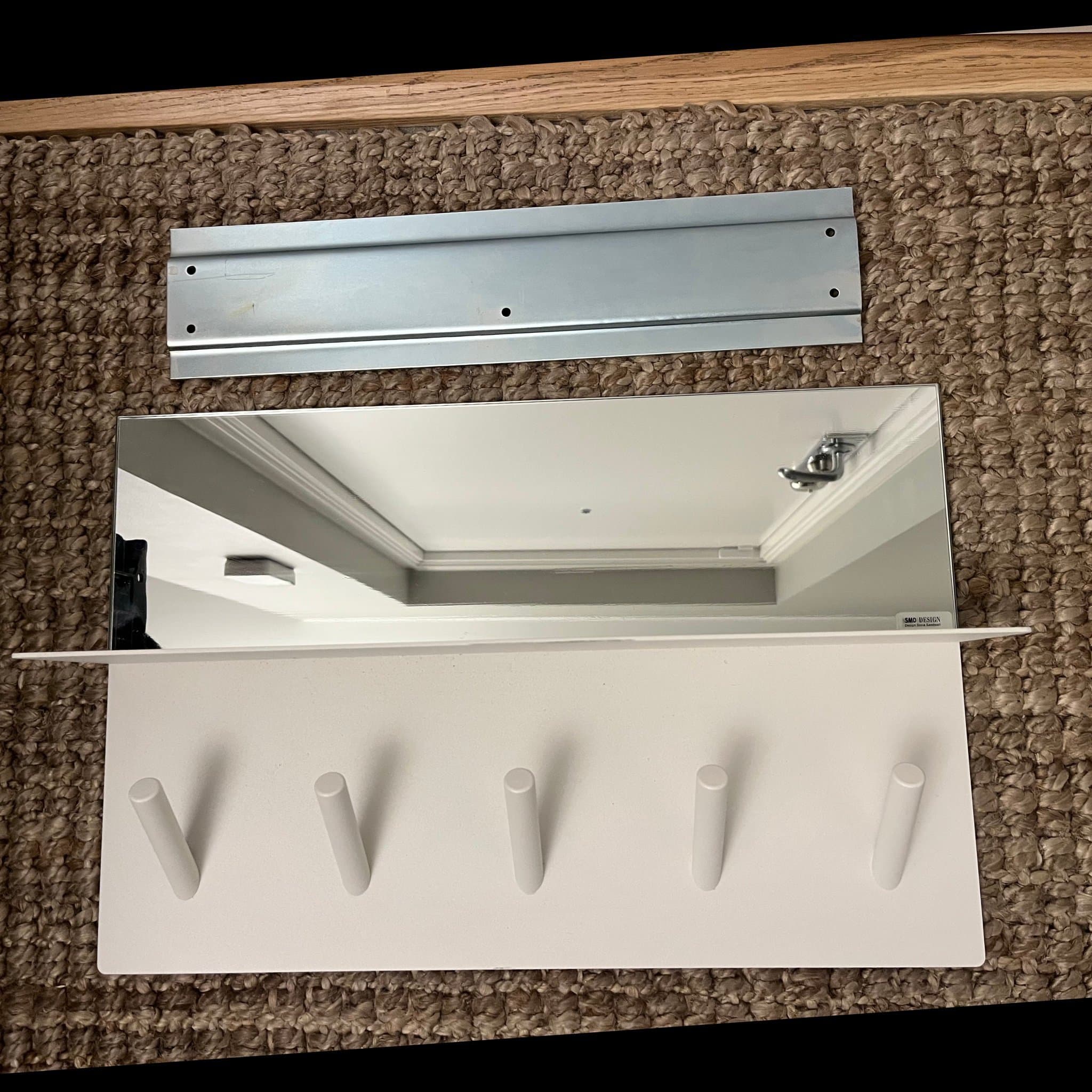 SMD Design Stina Sandwall - Hallmöbel med spegel och knoppar