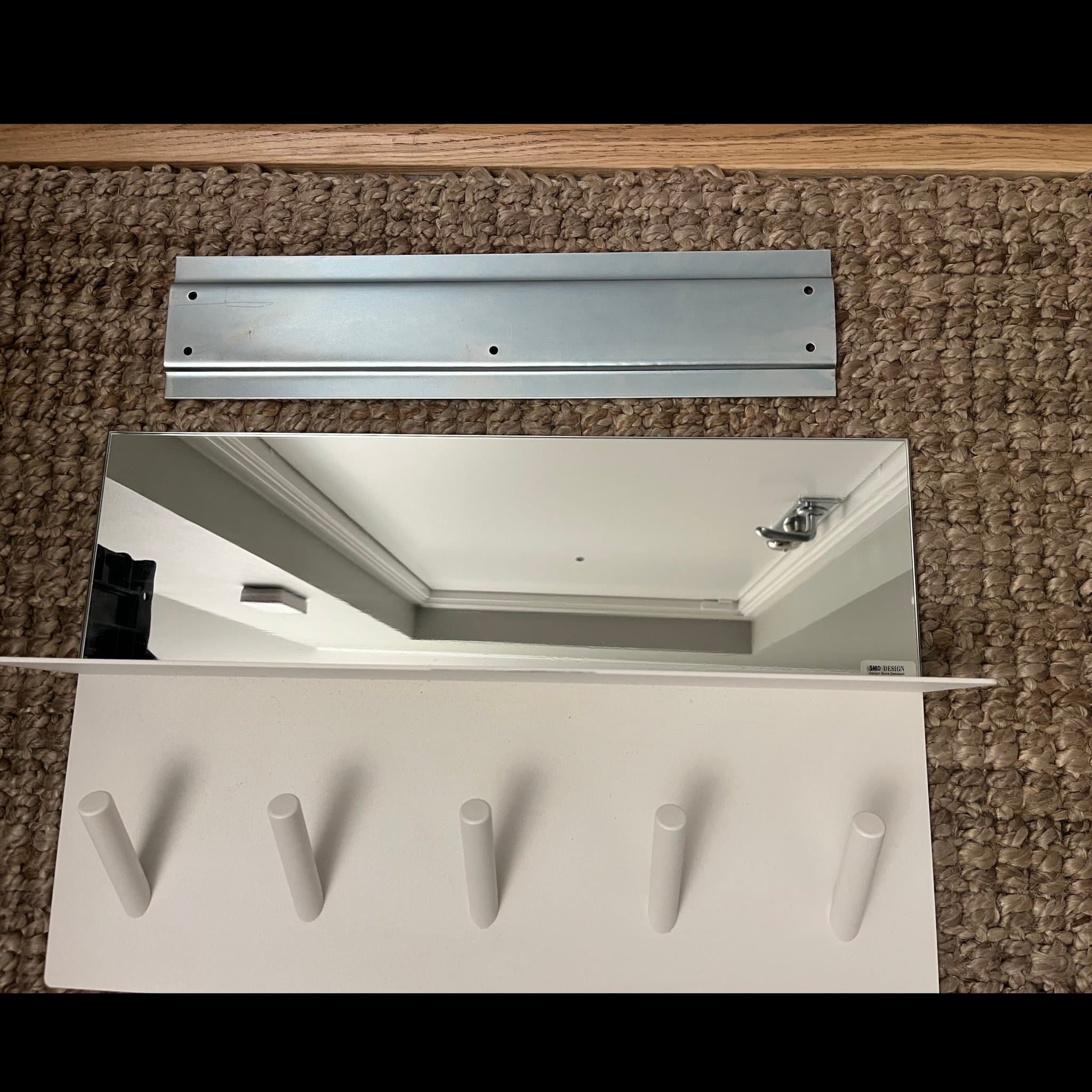 SMD Design Stina Sandwall - Hallmöbel med spegel och knoppar