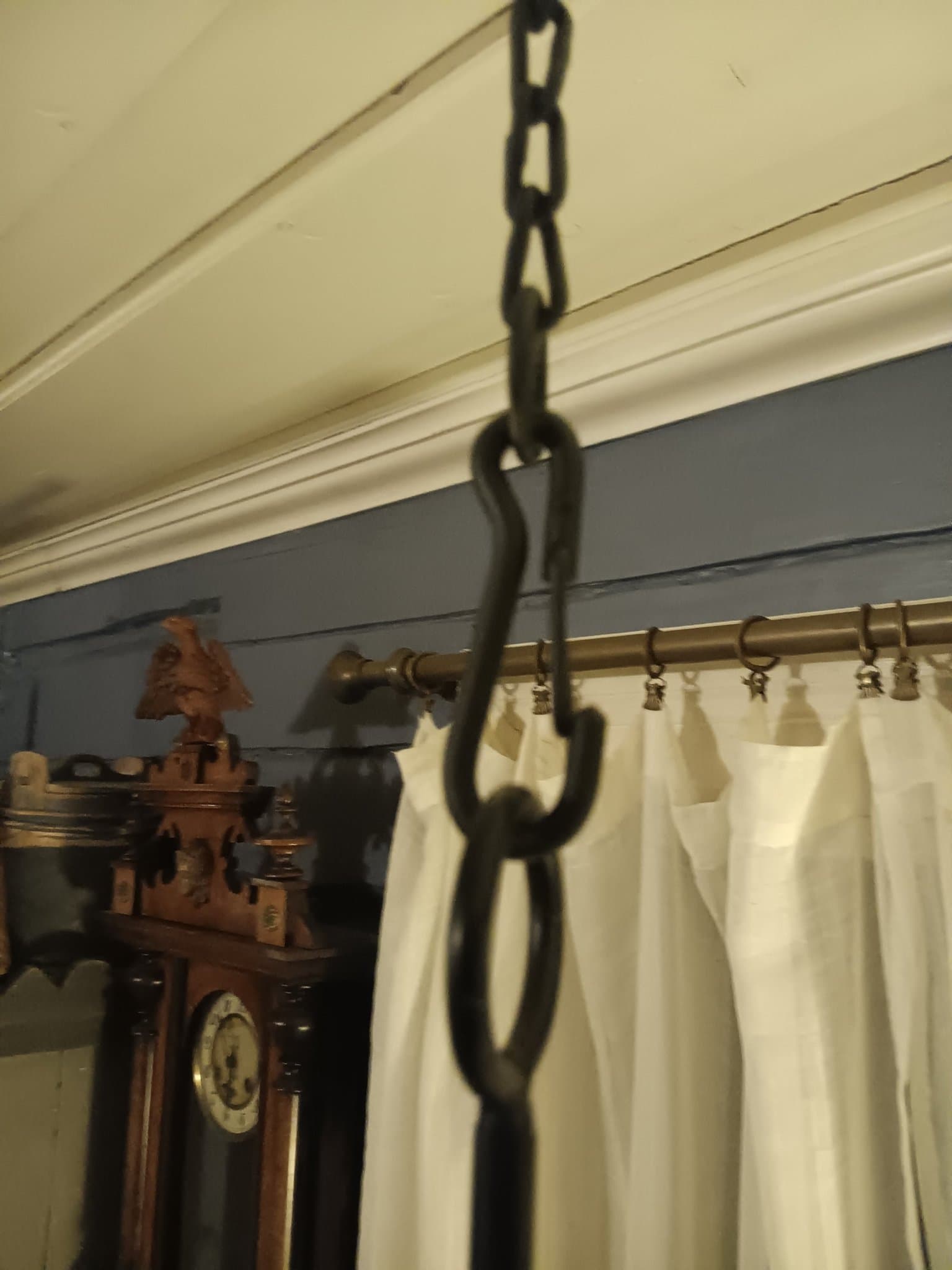 Svart 8 - armad smidesljuskrona