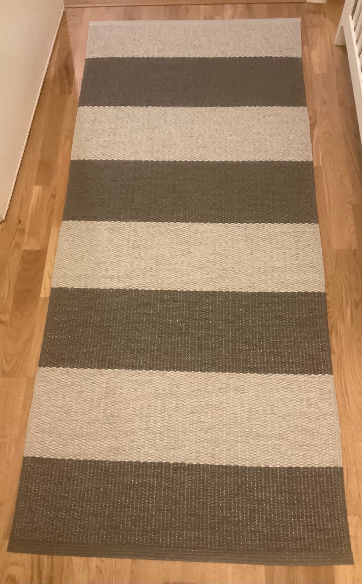 Pappelina matta, gångmatta plastmatta 68x155 cm. Bob, charcoal/linen
