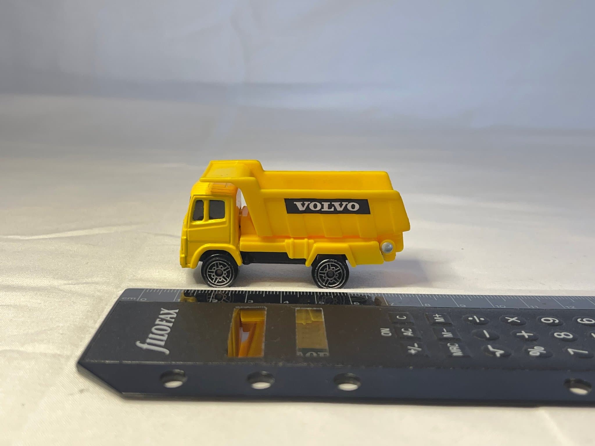 Lastbil med flak dekalerad Volvo