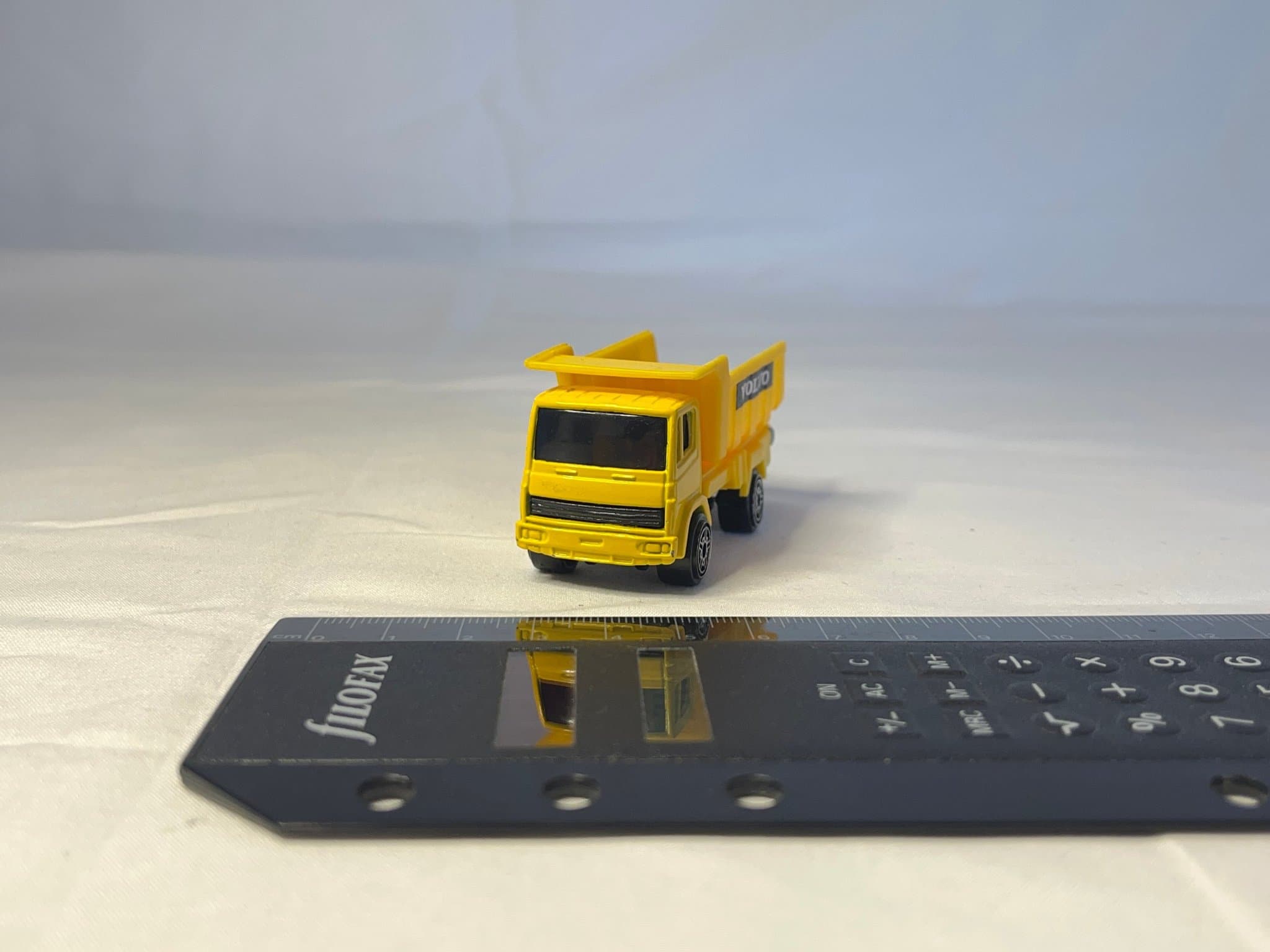 Lastbil med flak dekalerad Volvo