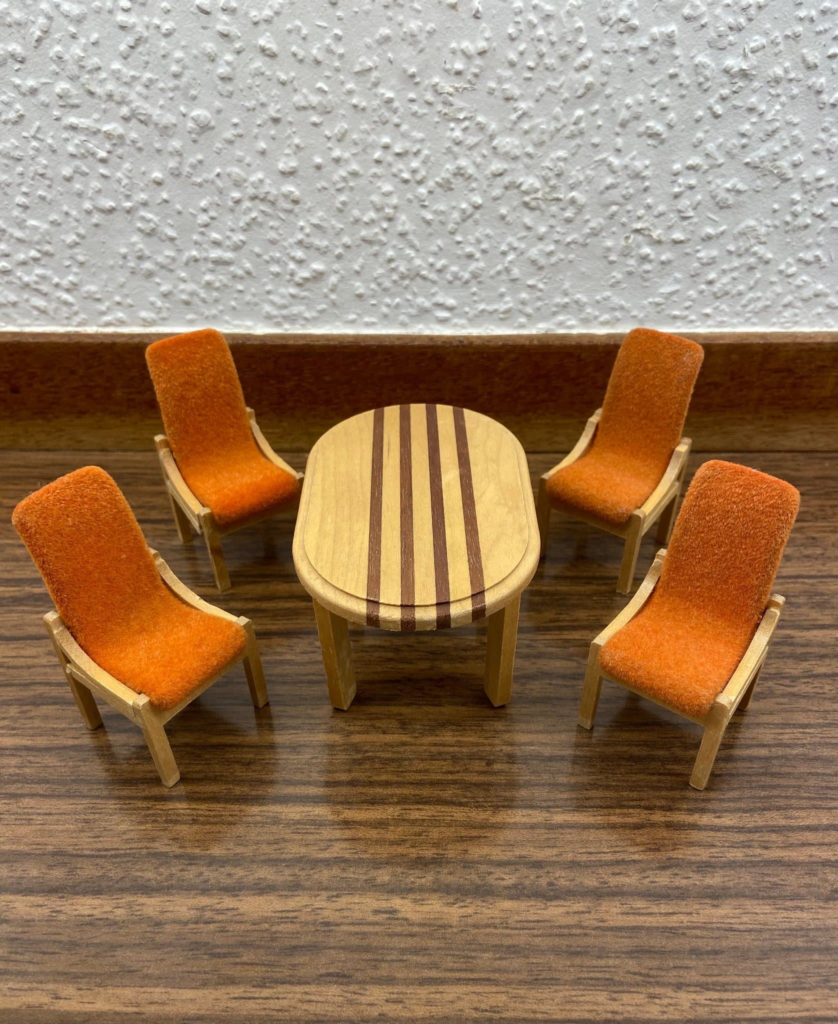 LUNDBY - Bord - Stolar - Matsalsmöbel - Dockskåp