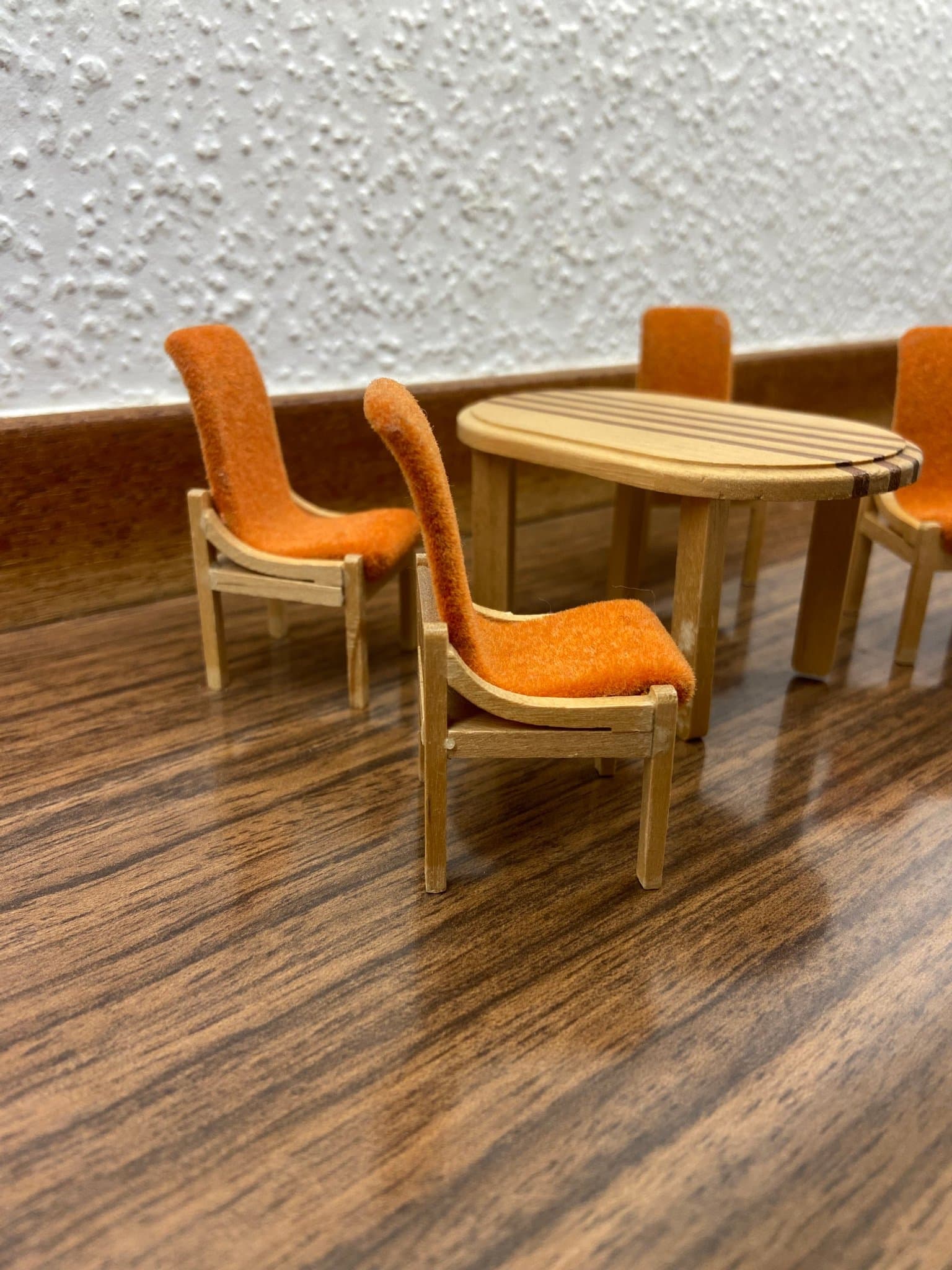 LUNDBY - Bord - Stolar - Matsalsmöbel - Dockskåp