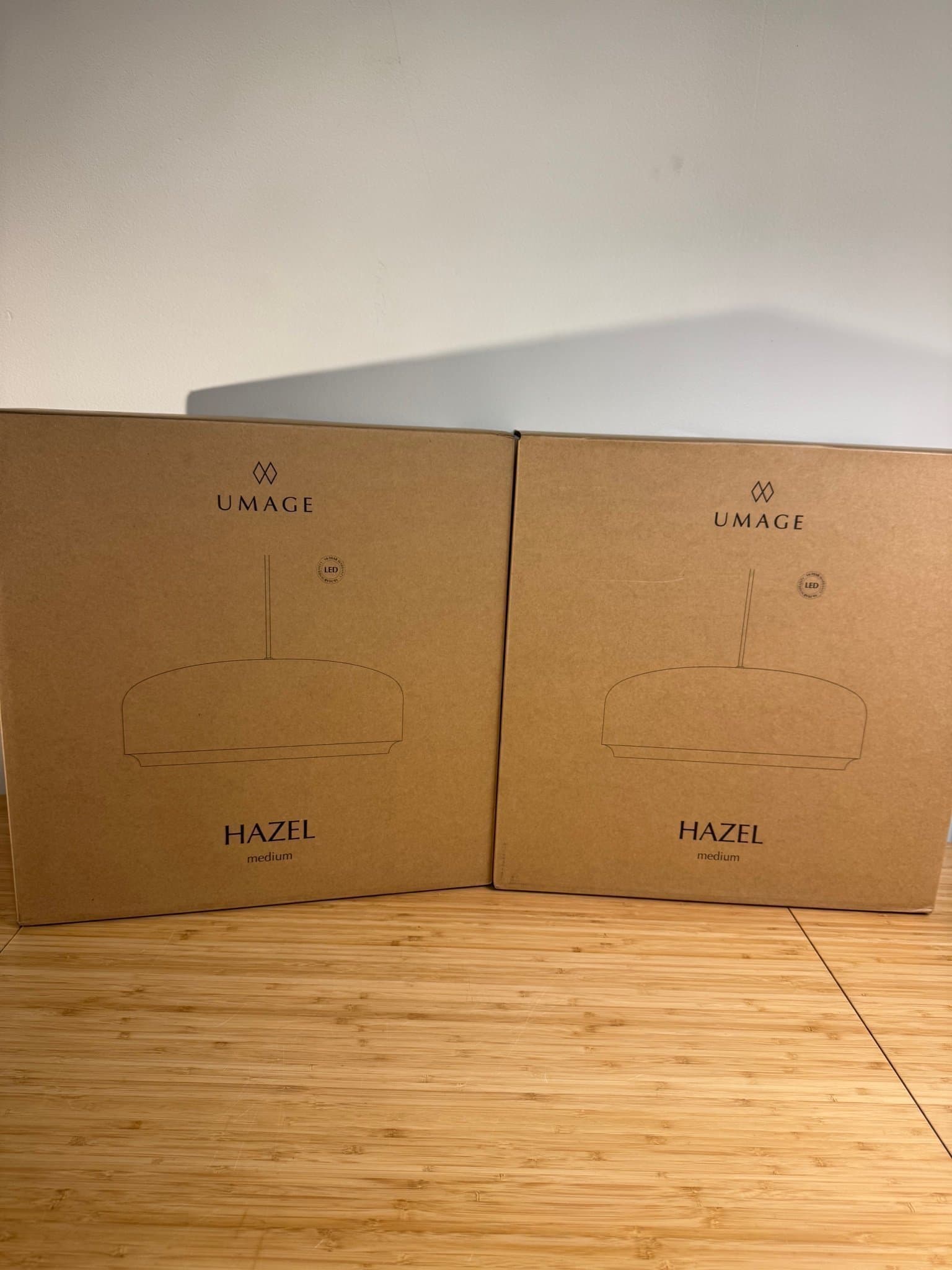 2 Nye Umage - Hazel Medium LED-pendel i vit