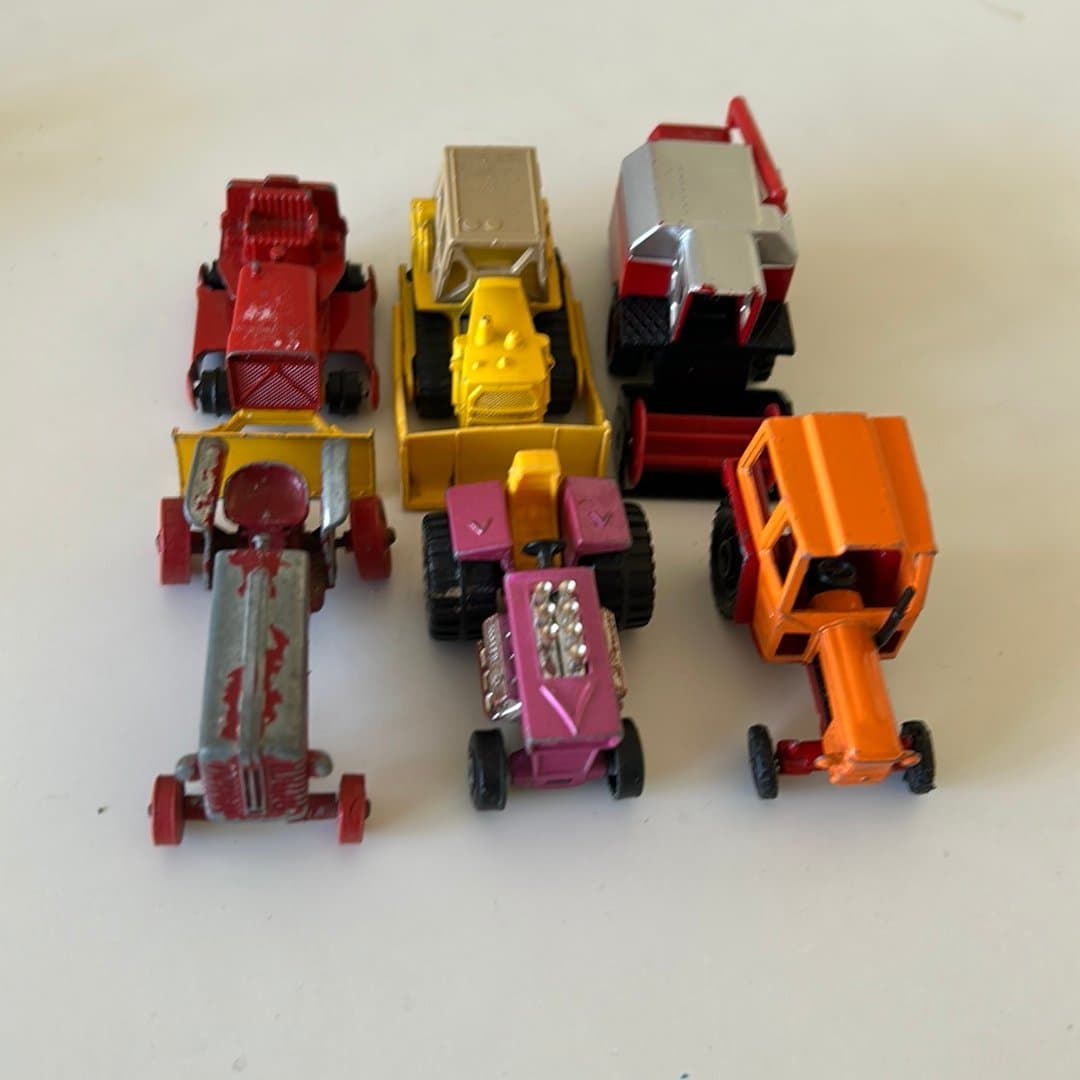 Liten samling av leksaksfordon Traktorer Sködetröska bulldozer