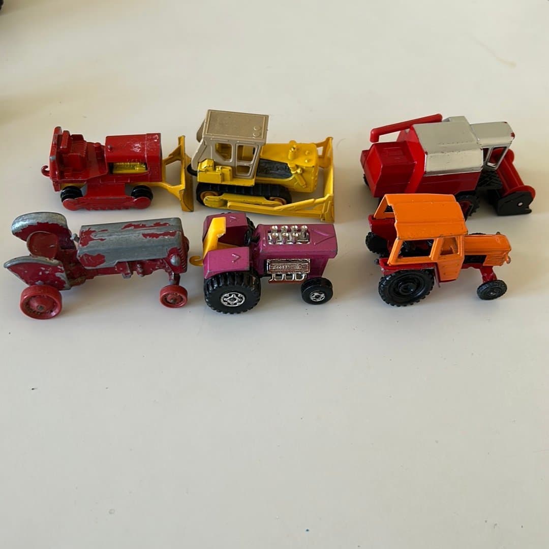 Liten samling av leksaksfordon Traktorer Sködetröska bulldozer