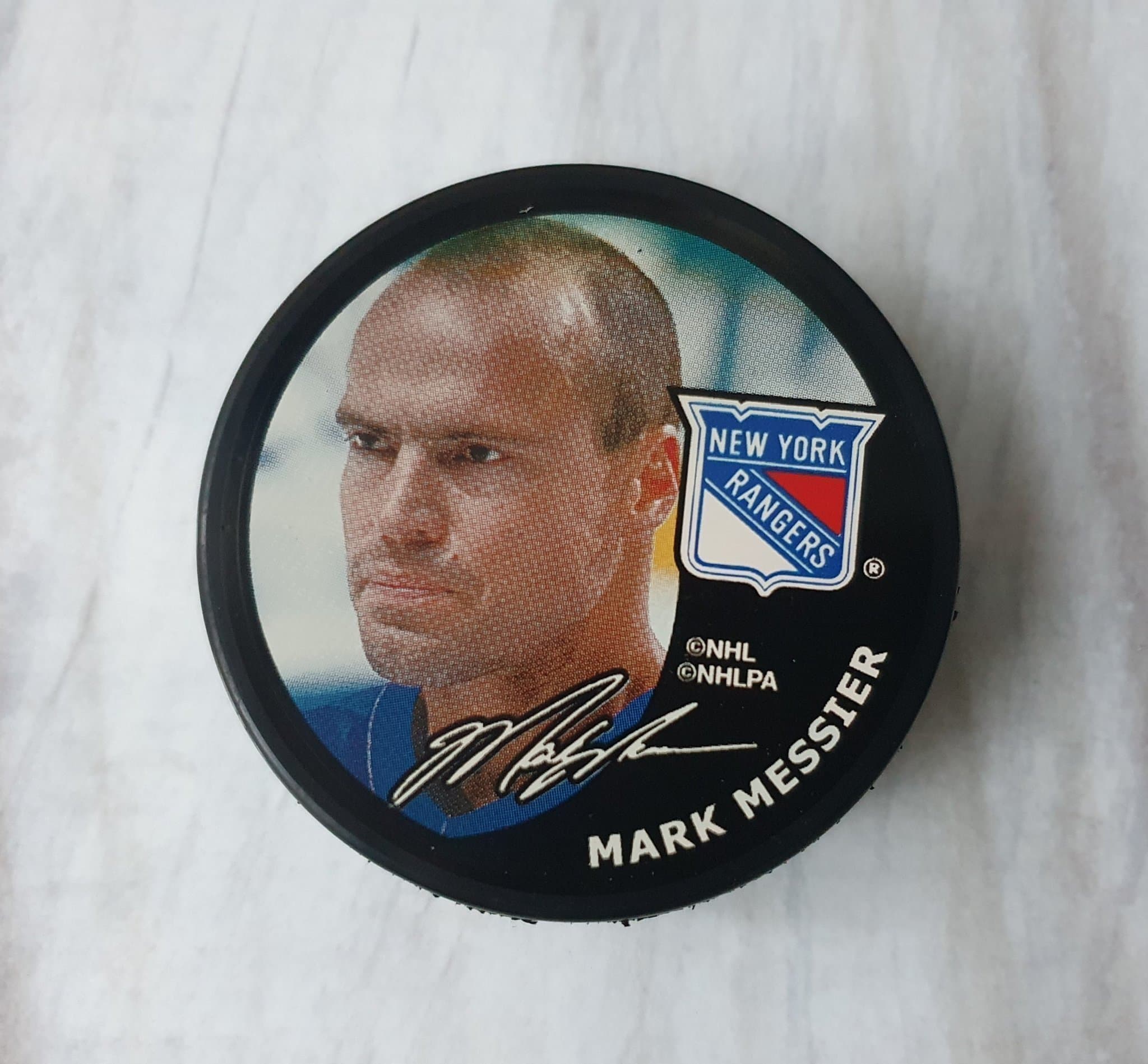 Ishockeypuck med autograf från Mark Messier, made in Slovakia