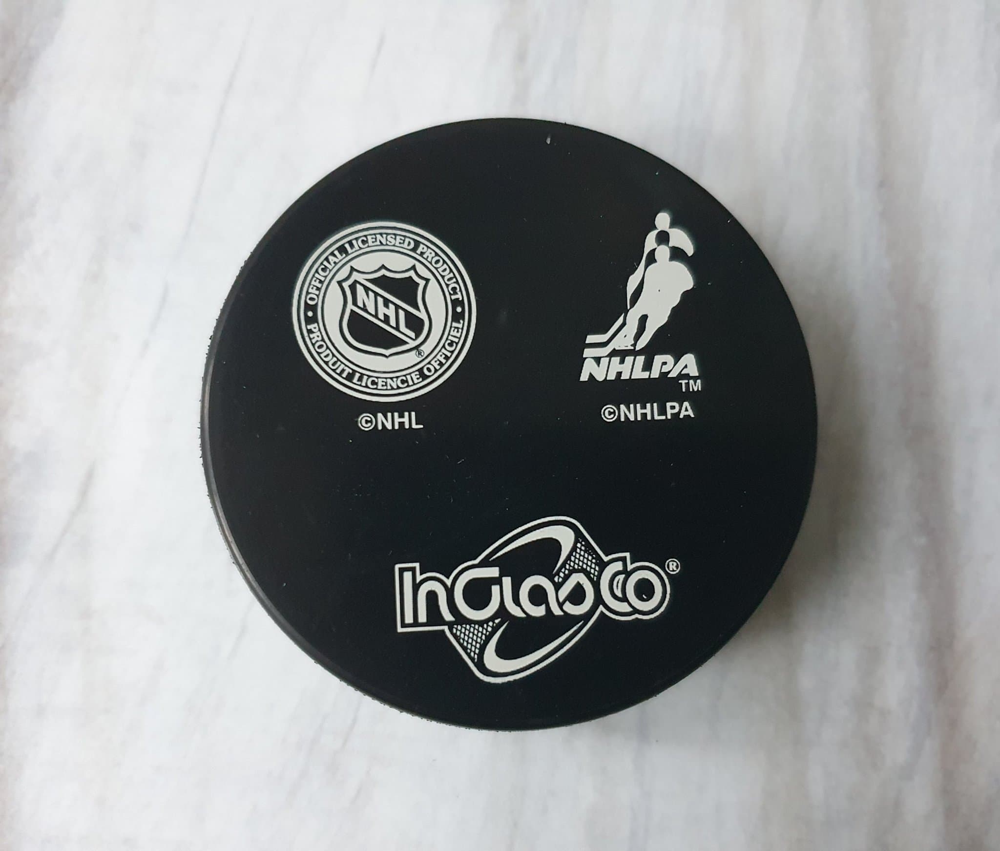 Ishockeypuck med autograf från Mark Messier, made in Slovakia
