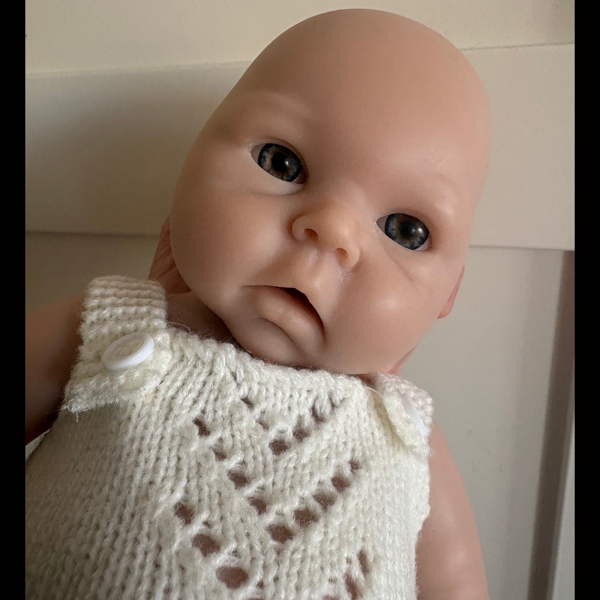 Reborn docka tjej av silikon med stickad body och nappflaska med välling