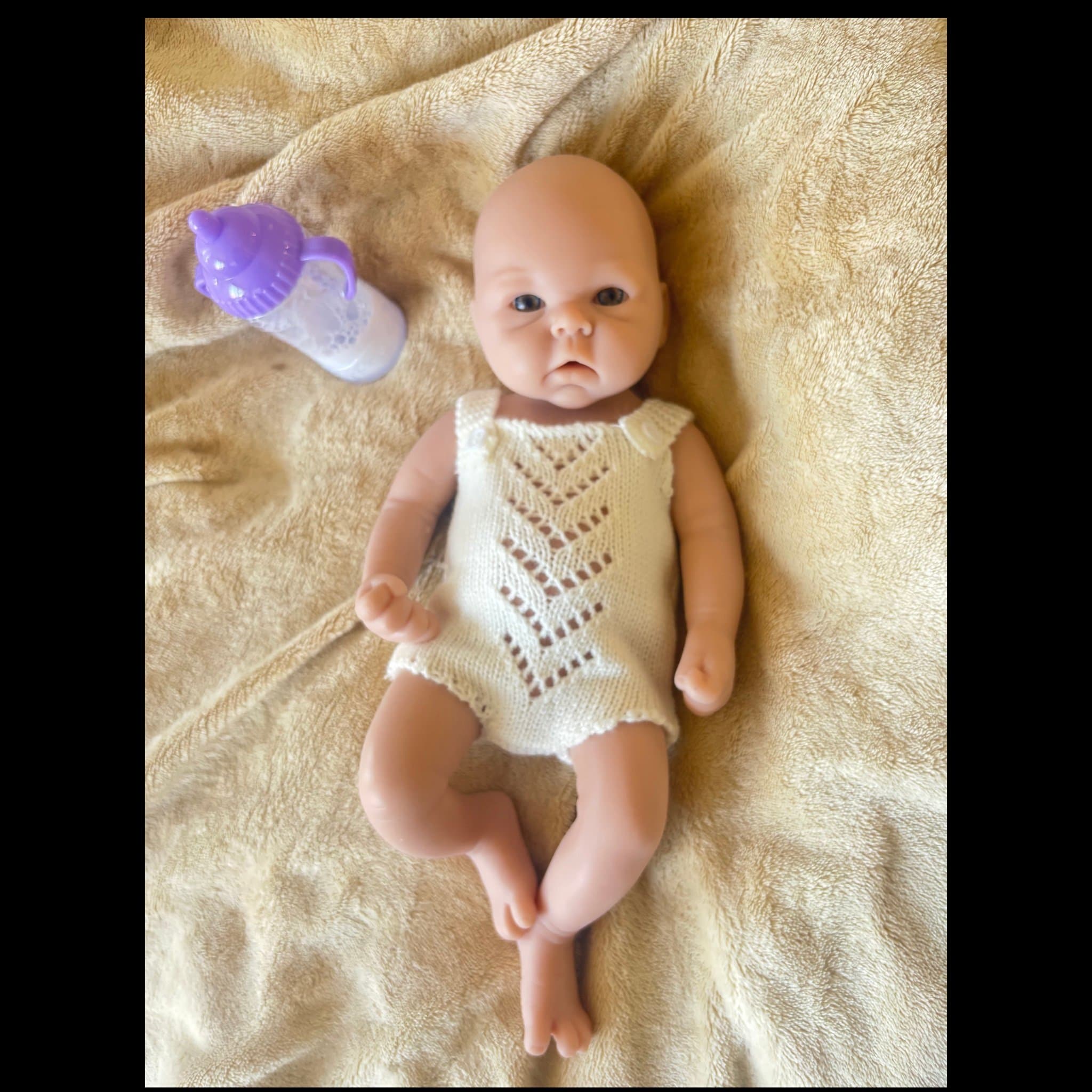 Reborn docka tjej av silikon med stickad body och nappflaska med välling