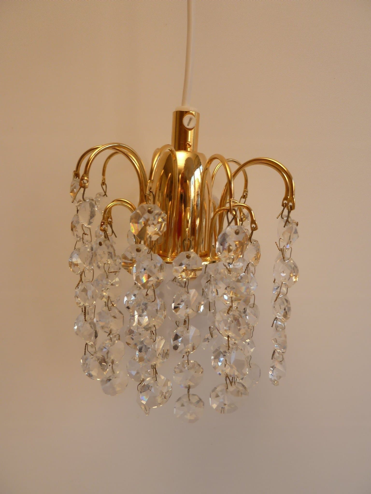 FÖNSTER KRISTALLAMPA - SLIPADE GNISTRANDE KRISTALLER