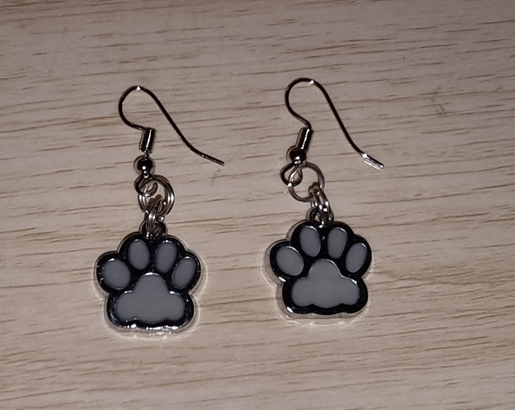 Örhängen / Tassar / Gråaktig