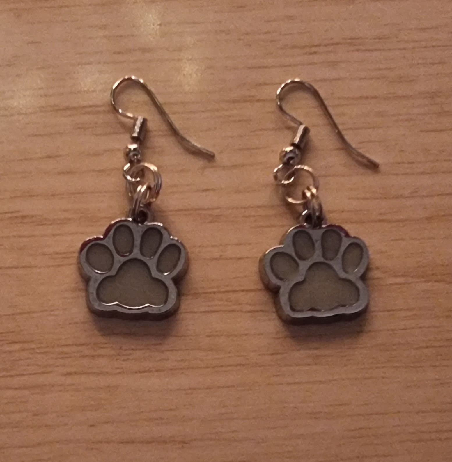 Örhängen / Tassar / Gråaktig