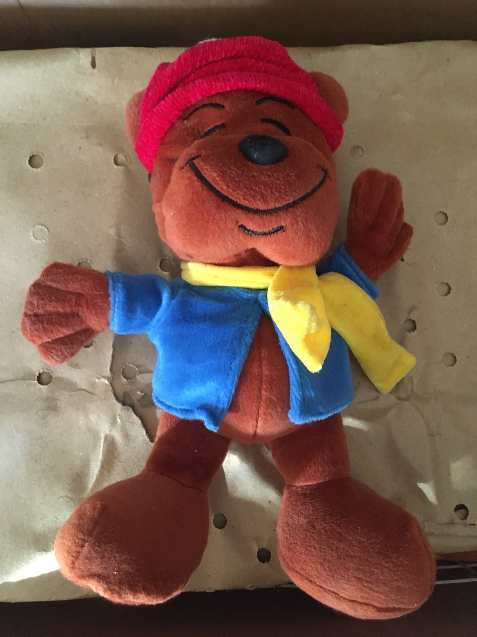 Bamse gosedjur med mössa och halsduk