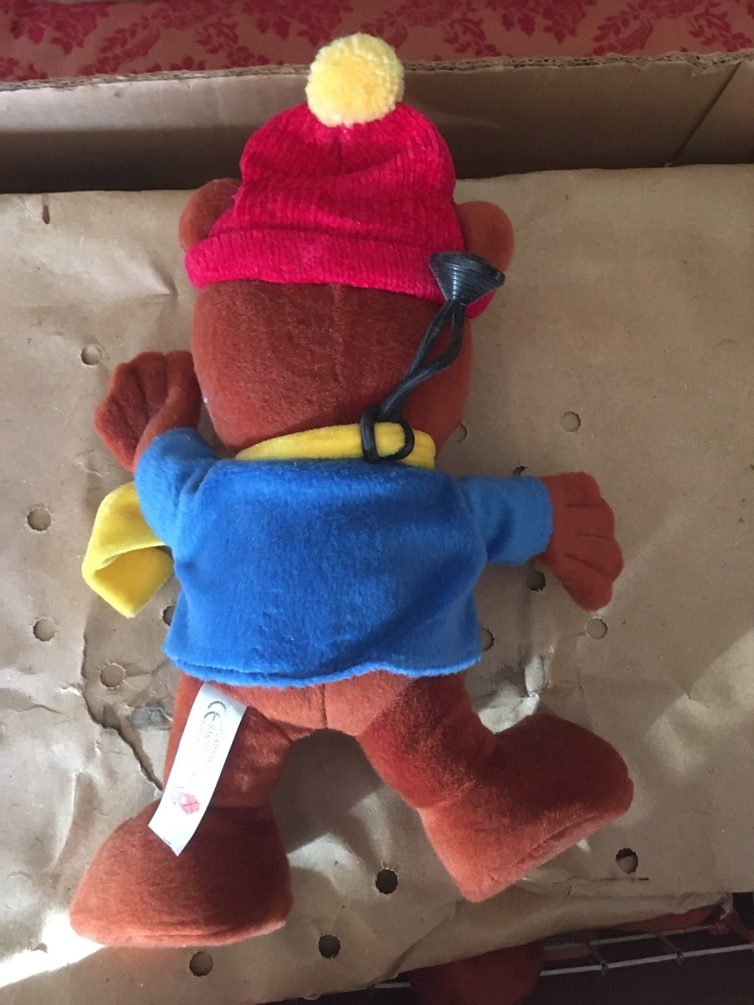 Bamse gosedjur med mössa och halsduk