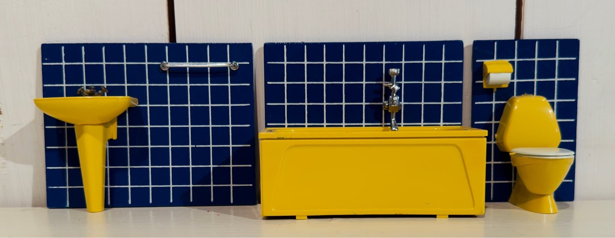 Vintage Lundby dockskåp badrumsmöbler