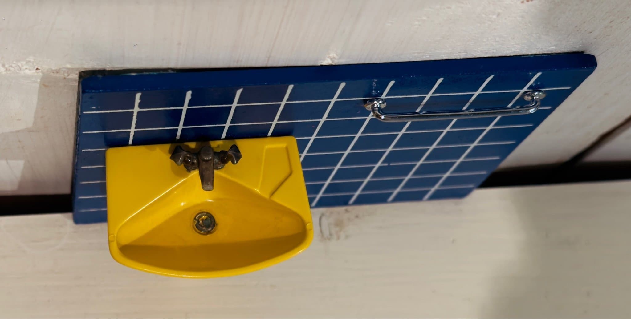 Vintage Lundby dockskåp badrumsmöbler