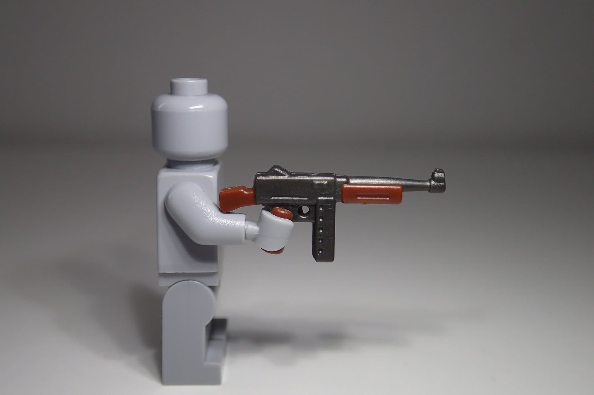 Lee Bricks minifigurvapen - Overmolded Thompson M1A1 (brun & mörkgrå metallic)