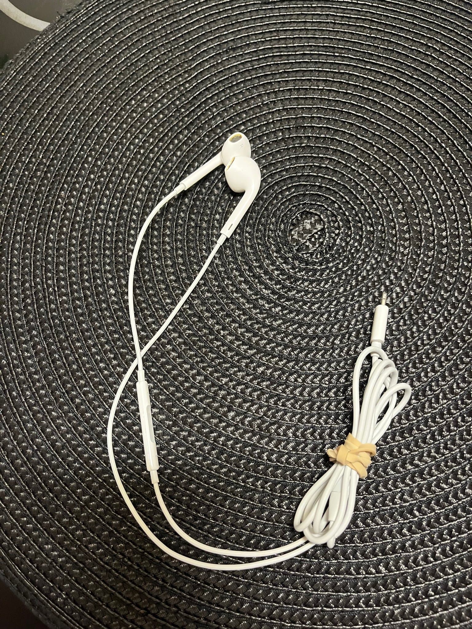 Apple Ear Pods med Lightning-kontakt