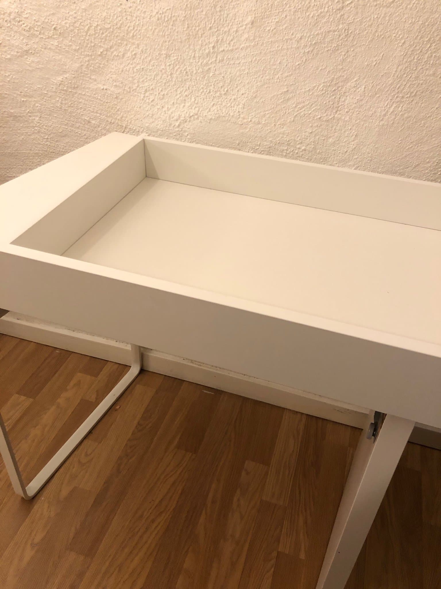 Vitt skrivbord med låda
