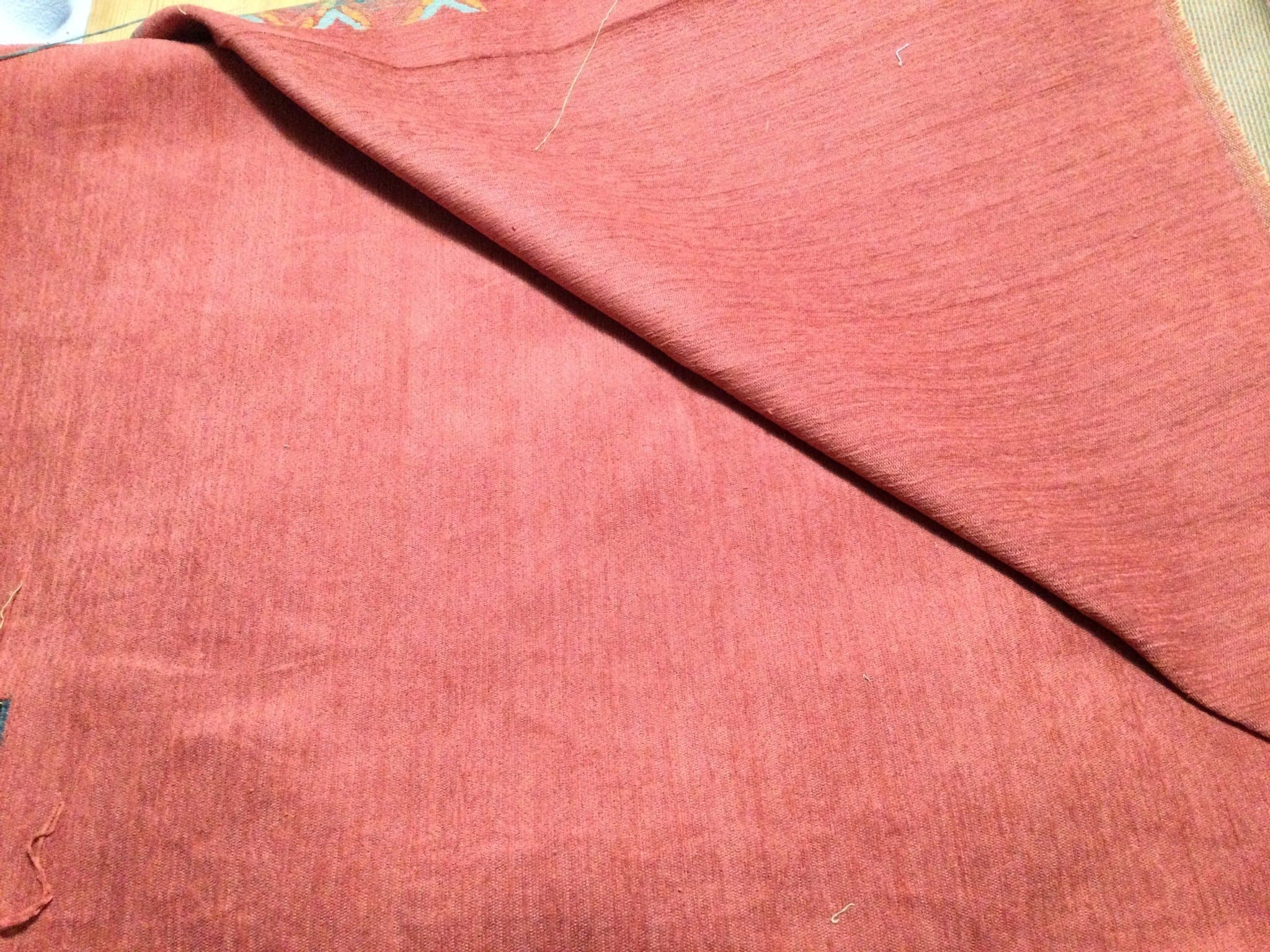 ÖVER 3 m NYTT Allmogeröttt möbeltyg ,omklädnad SE beskrivning!