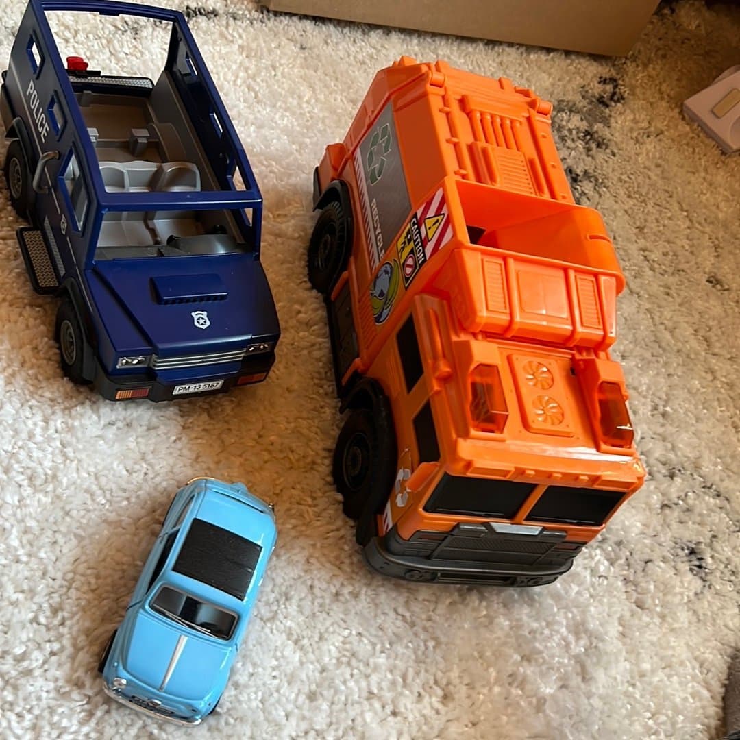 Leksaksfordon: Polisbil, sopbil och liten blå bil