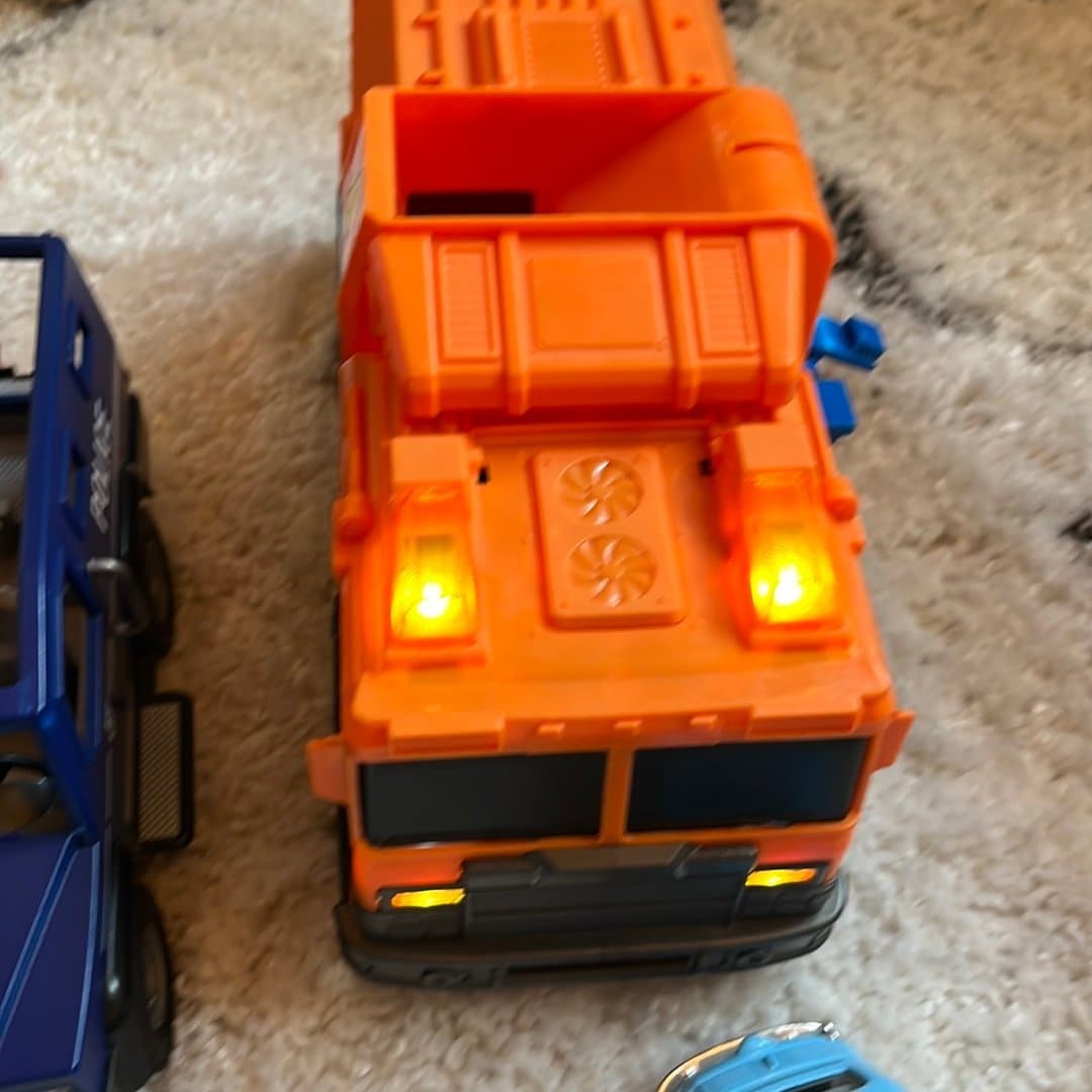 Leksaksfordon: Polisbil, sopbil och liten blå bil