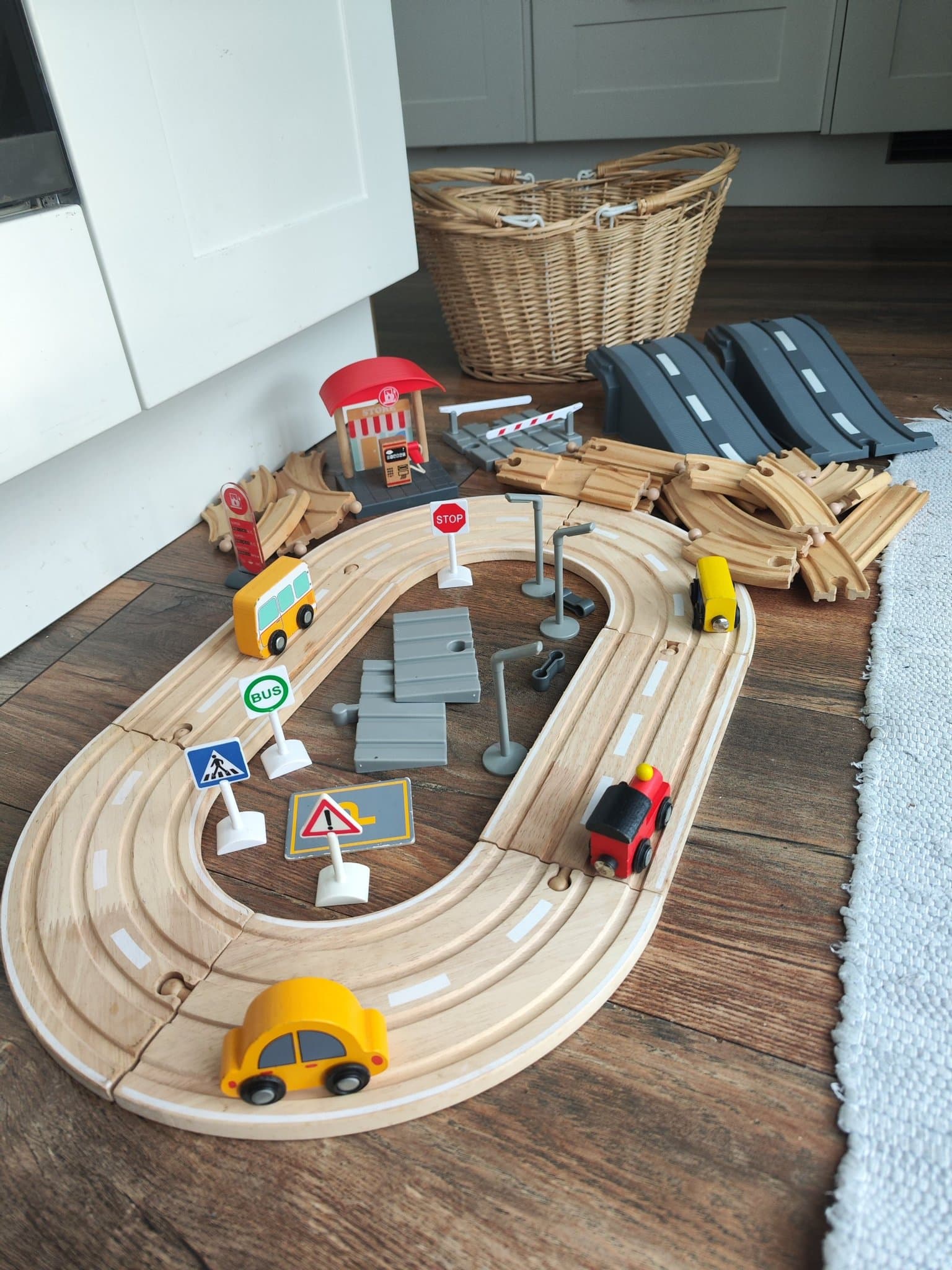 Trätåg med vagnar och skyltar i vacker träkorg