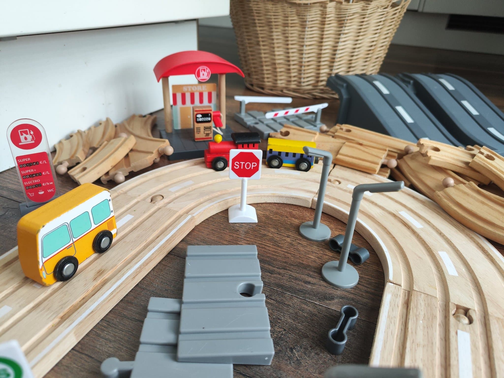 Trätåg med vagnar och skyltar i vacker träkorg