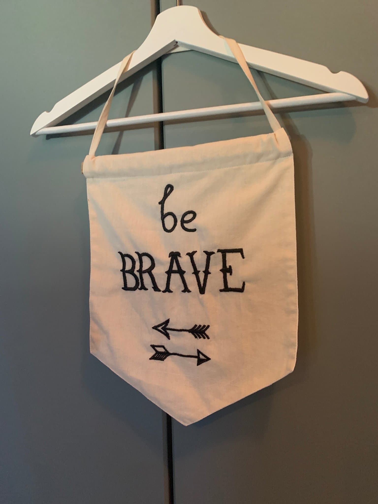 Sass & Belle väggprydnad sign skylt väggdekor inredning BE BRAVE