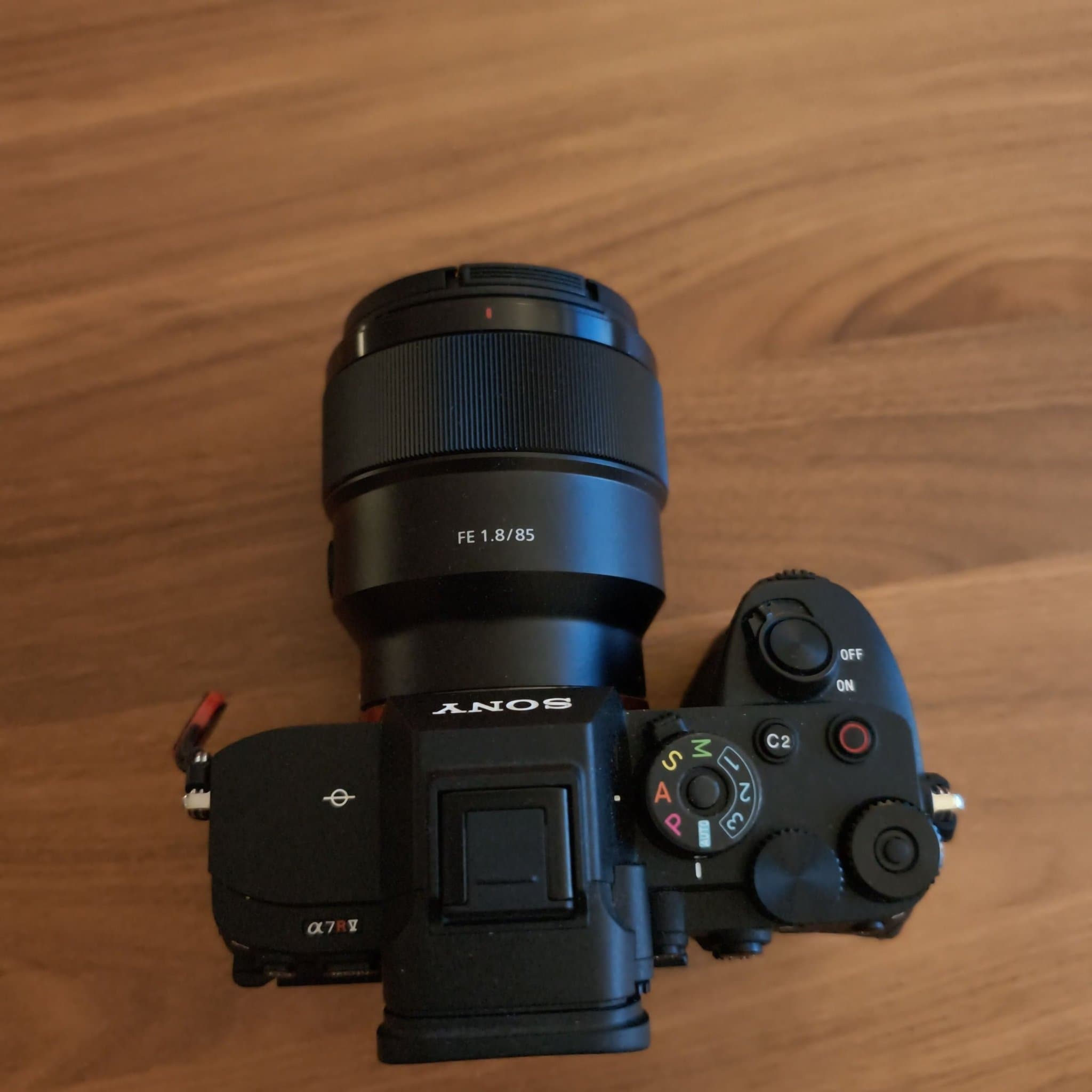 Sony A7R V (61MP) + Sony FE 85/1.8 + Sony FE 35/1.8 – Proffspaket i nyskick