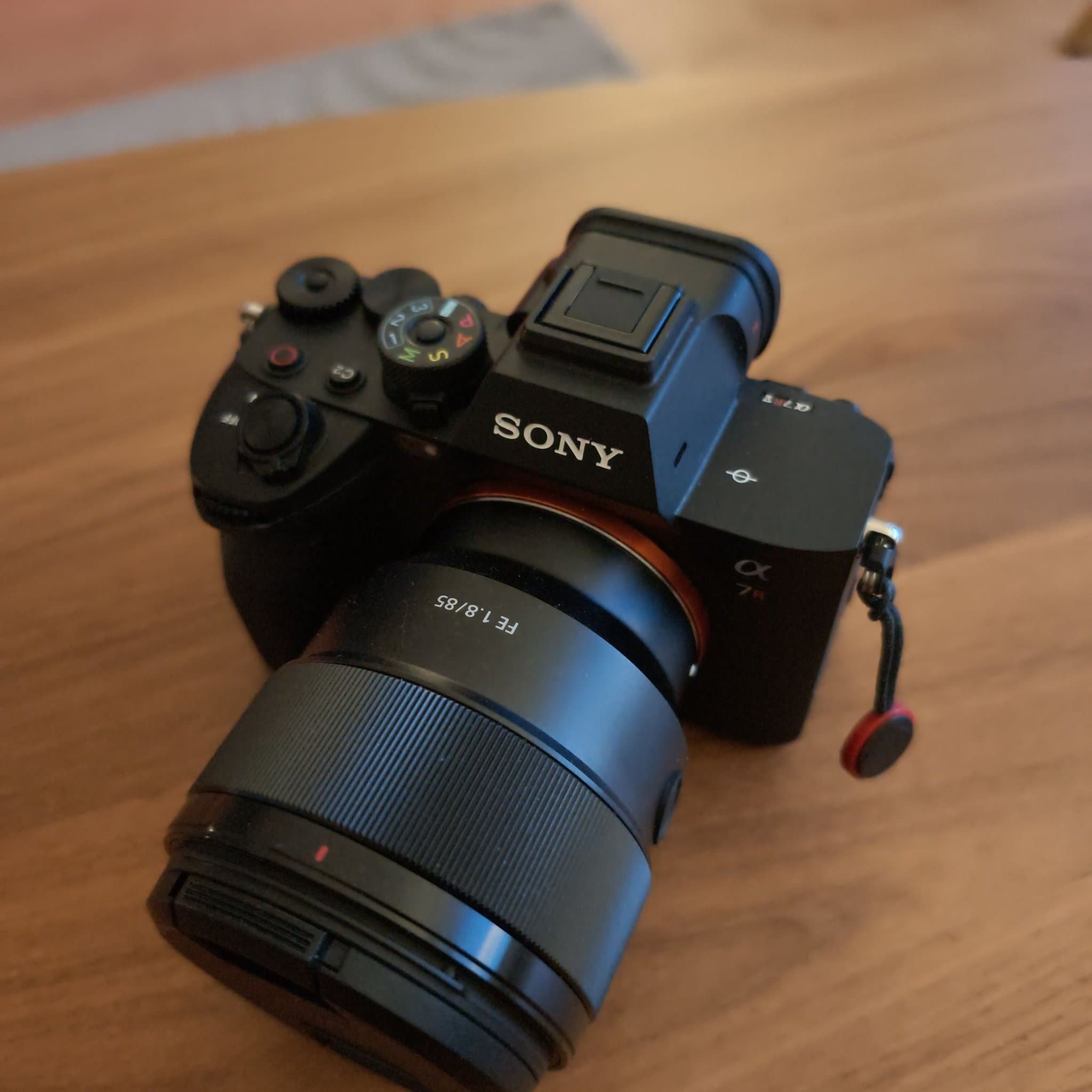Sony A7R V (61MP) + Sony FE 85/1.8 + Sony FE 35/1.8 – Proffspaket i nyskick
