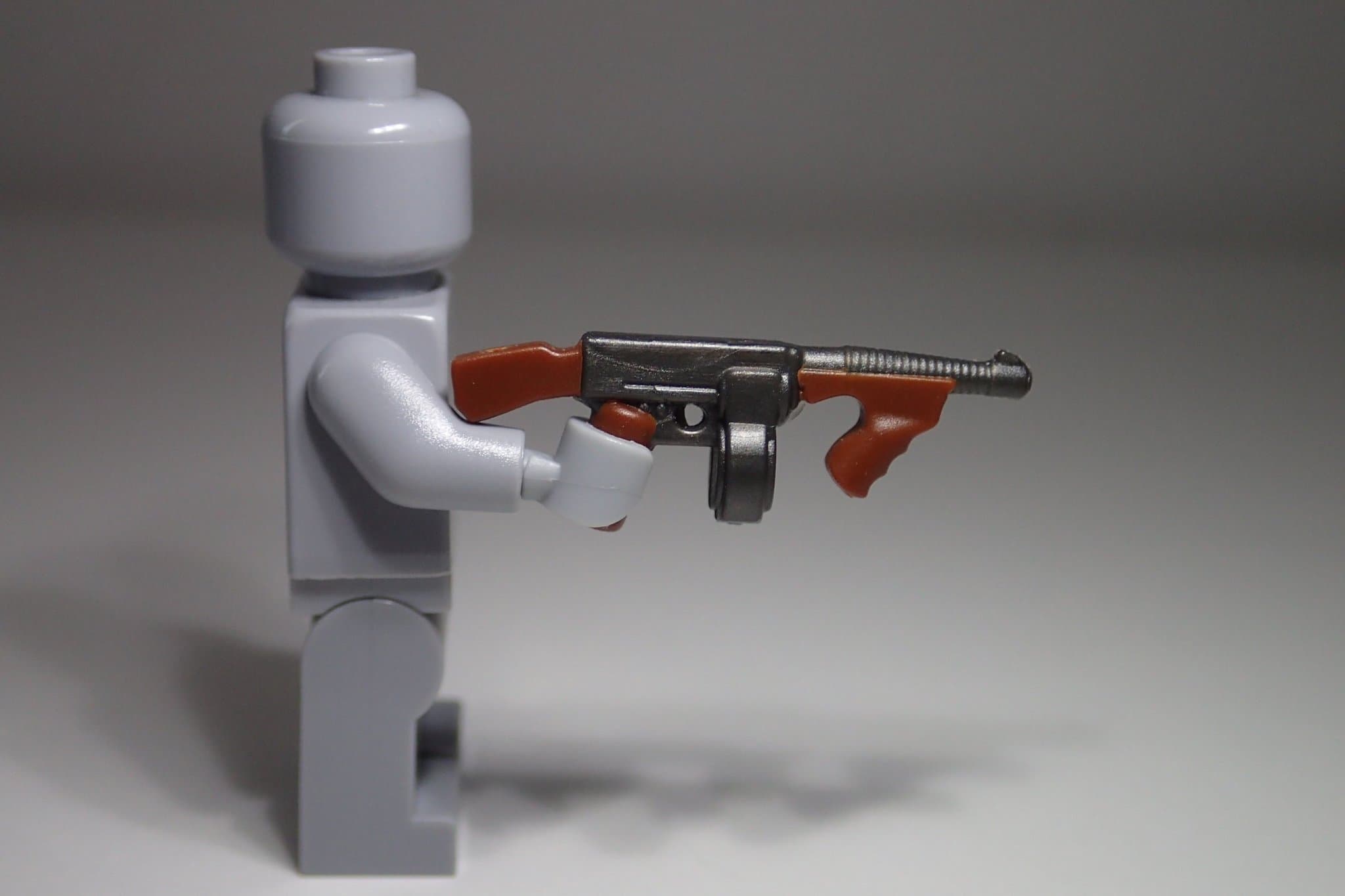 Lee Bricks minifigurvapen - Overmolded Thompson M1921 (brun & mörkgrå metallic)
