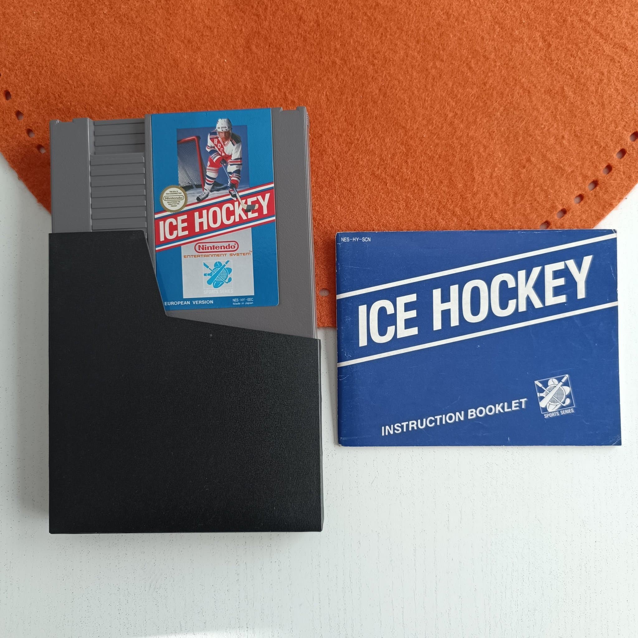 ICE HOCKEY + Svensk Manual (SCN) - Nintendo NES (Rengjort & Testat)