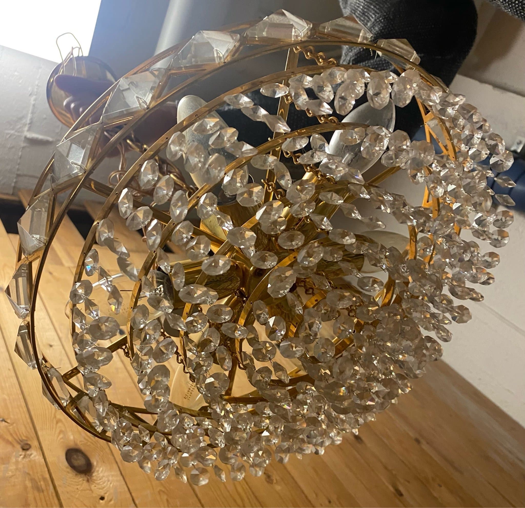 Vintage kristallkrona guld – Hollywood Regency taklampa med prismor