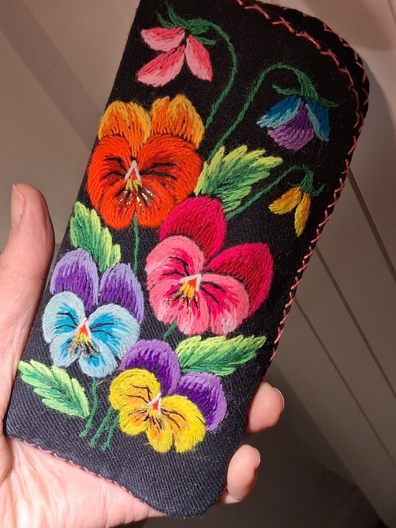 Vacker handbroderad glasögonfodral