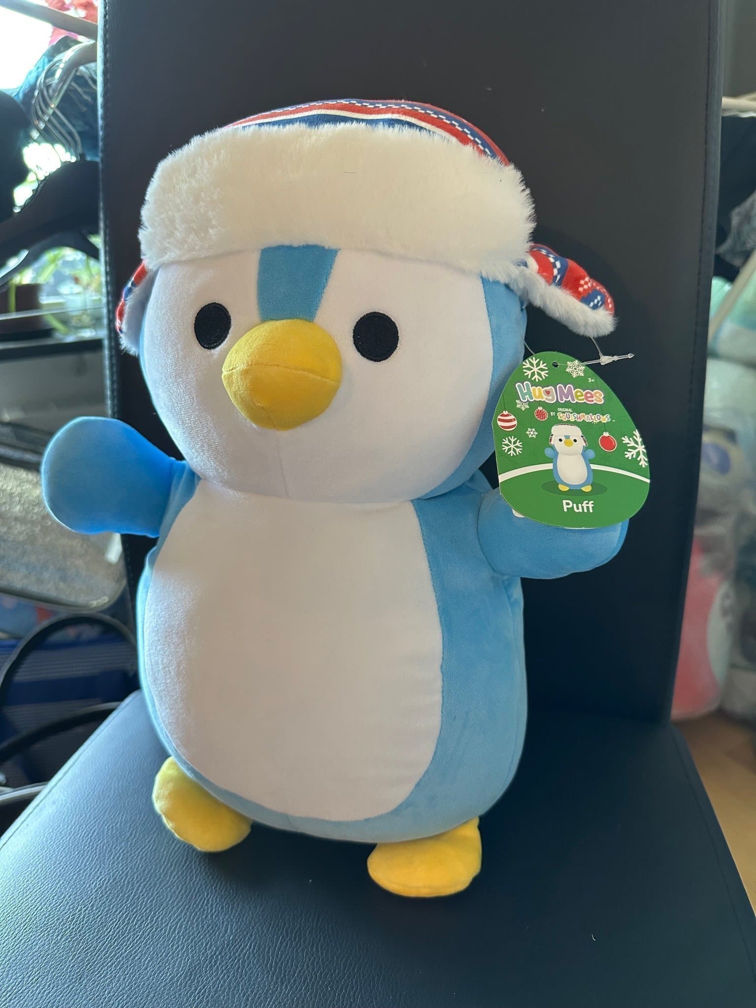 Squishmallows hugmees Puff Pingvin med Mössa