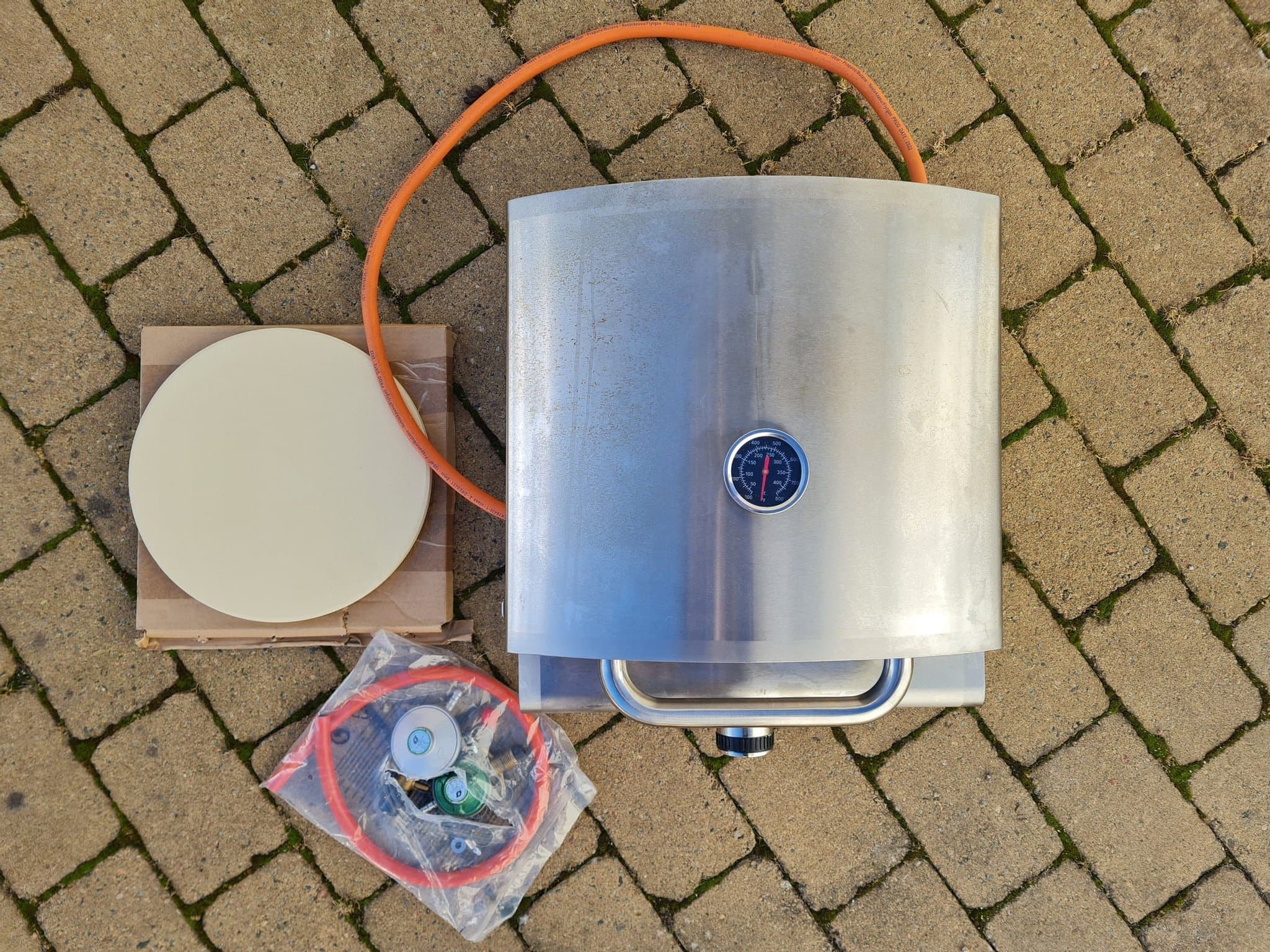 **Portabel gasolgrill i rostfritt**inkl pizzasten**