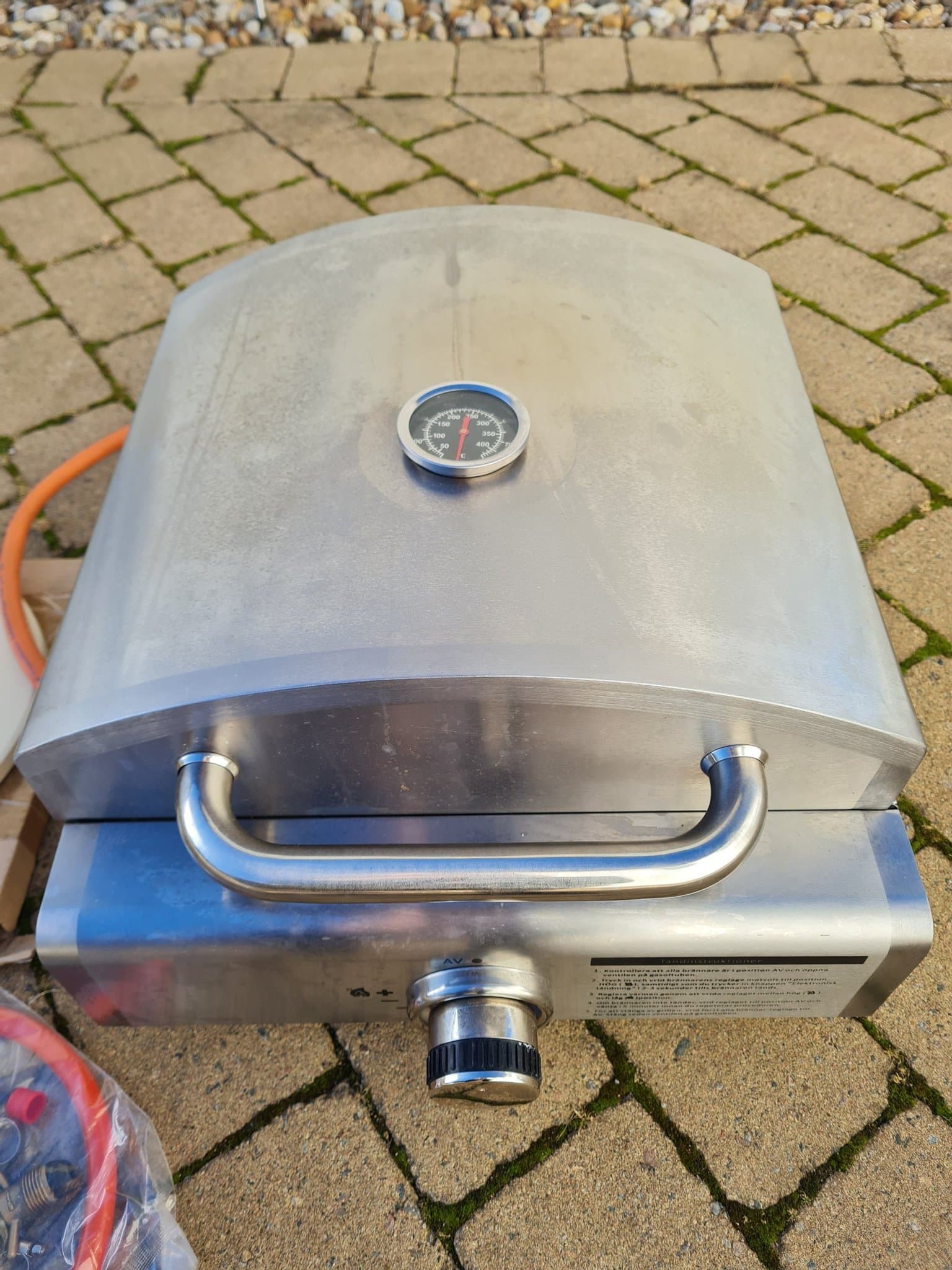 **Portabel gasolgrill i rostfritt**inkl pizzasten**