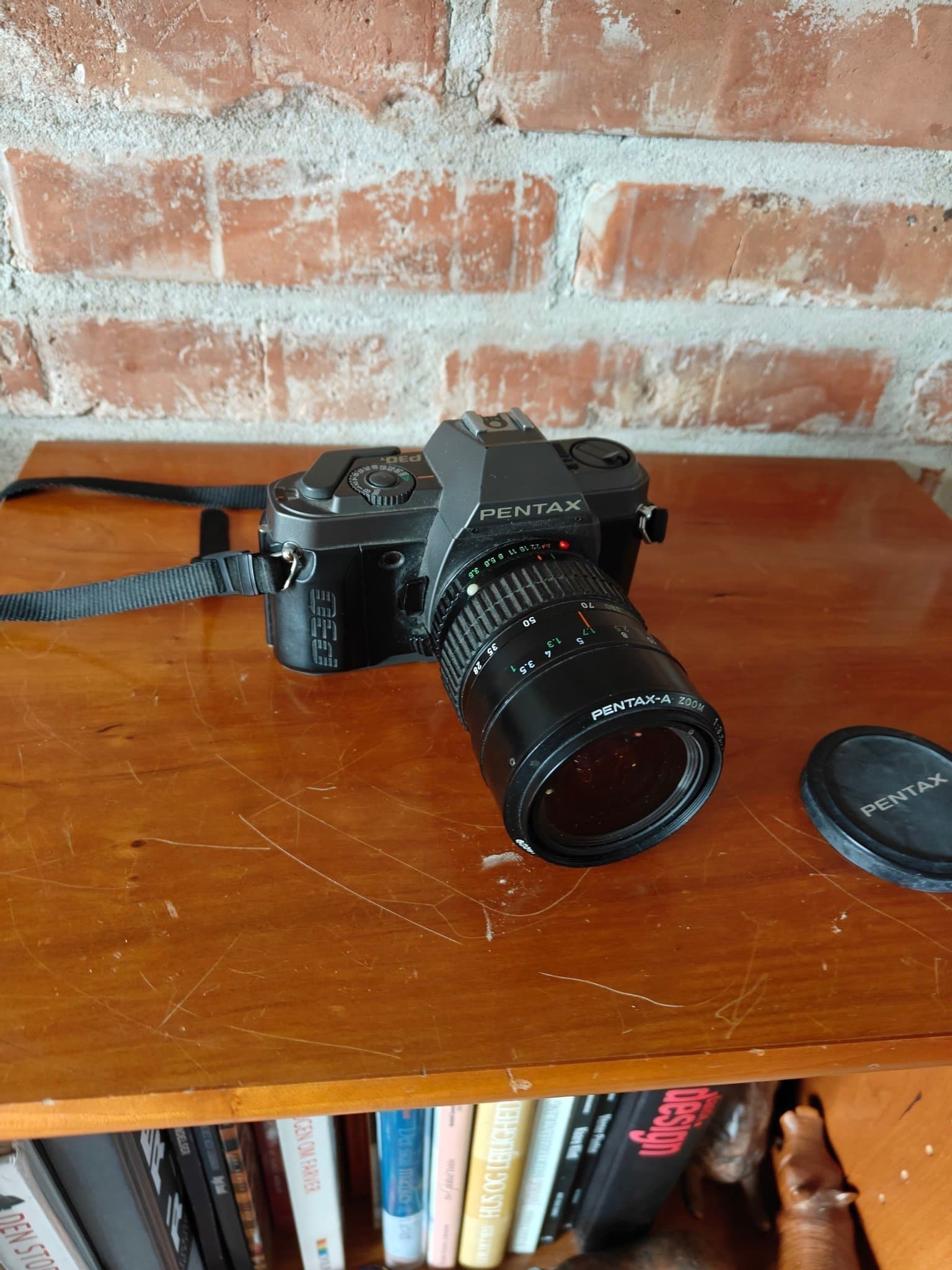 Pentax P30 analogt spejlreflekskamera med PENTAX-A ZOOM 28–80mm objwktiv