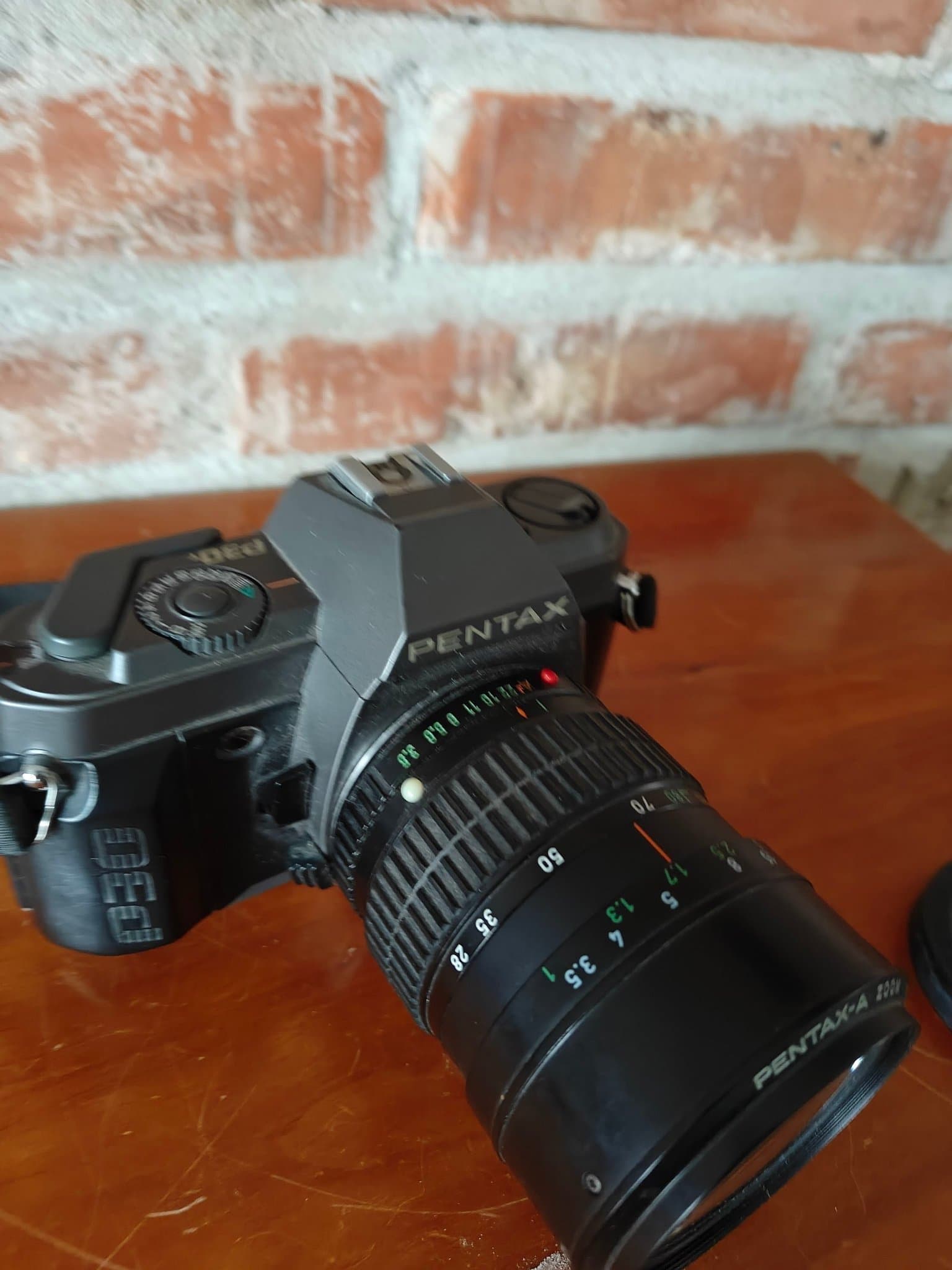 Pentax P30 analogt spejlreflekskamera med PENTAX-A ZOOM 28–80mm objwktiv