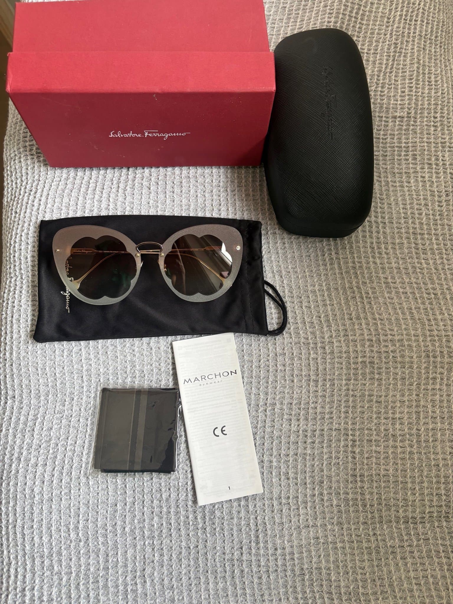 NYA Salvatore Ferragamo SF178S “Fiore” mörk sandström – Oanvända!