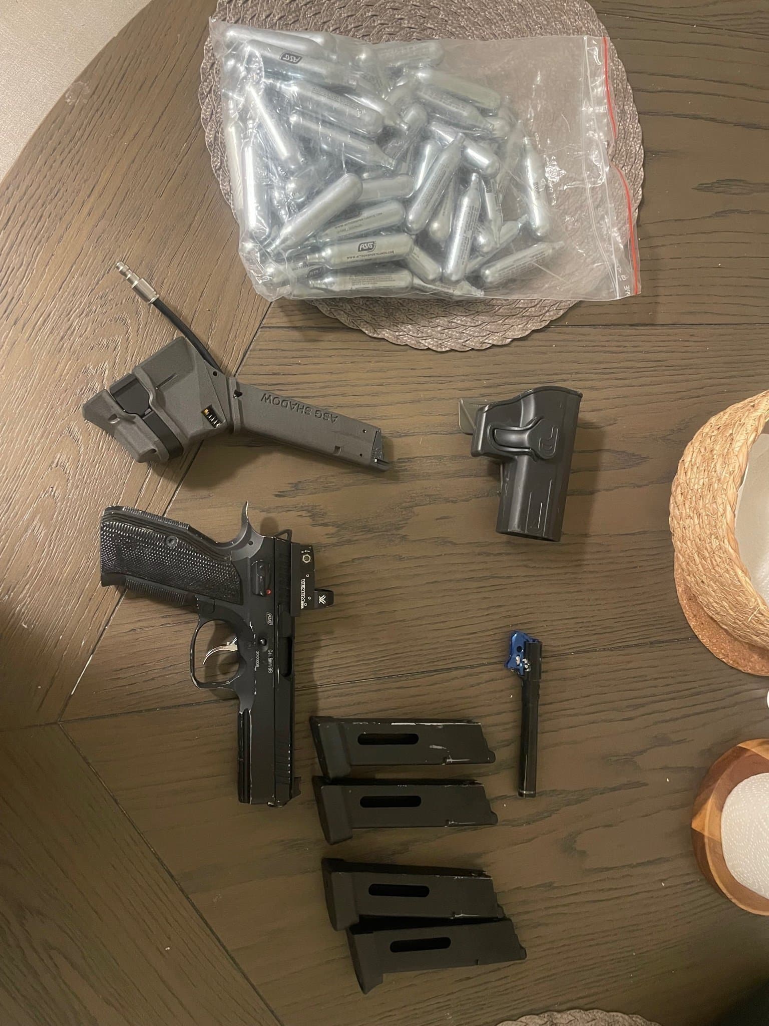 ASG Shadow 2 airsoft pistol uppgraderad med tillbehör