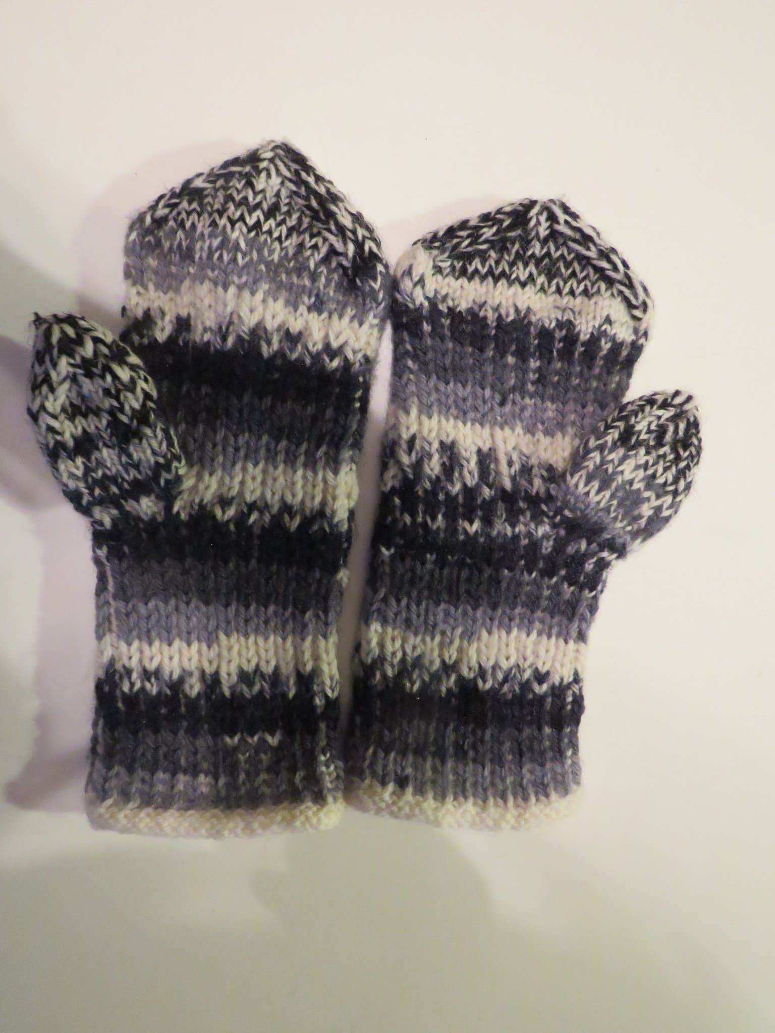 HANDSTICKADE VANTAR - ULL - NYA OANVÄNDA - SVART/GRÅ/VIT - STRL. NORMAL DAM