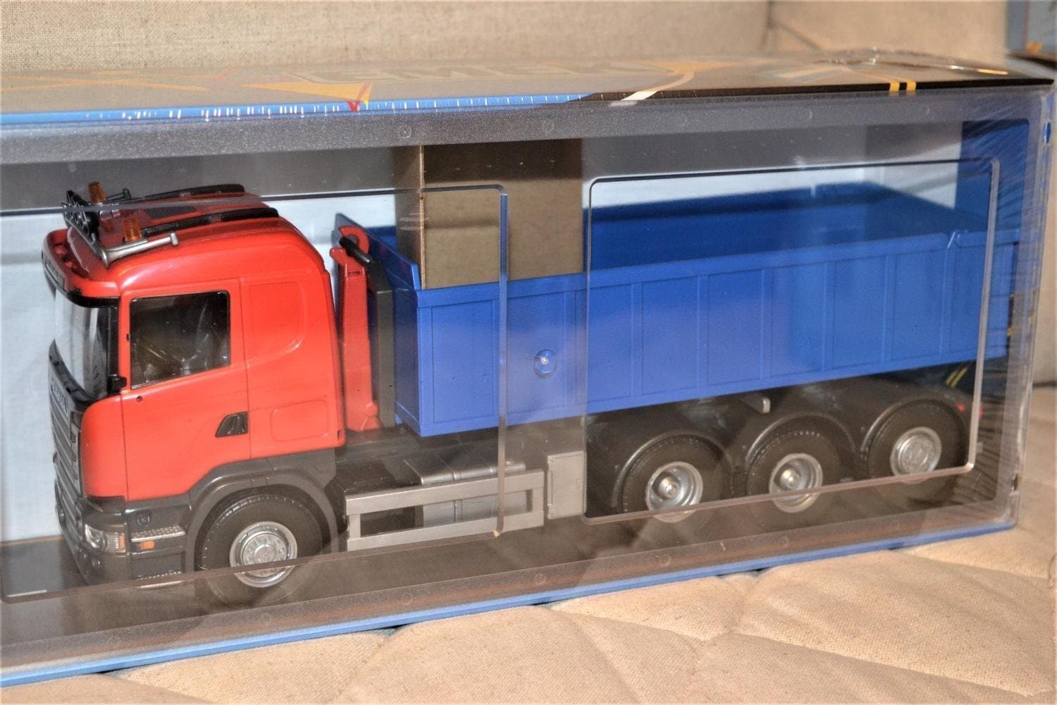 Röd Scania Lastväxlare (Lågt Flak) Lastbil 1:25 Emek 36cm Ny