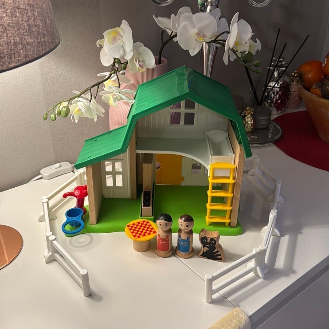 Nyskick! BRIO My Home Town 30313 Hus på landet träleksaker bondgård