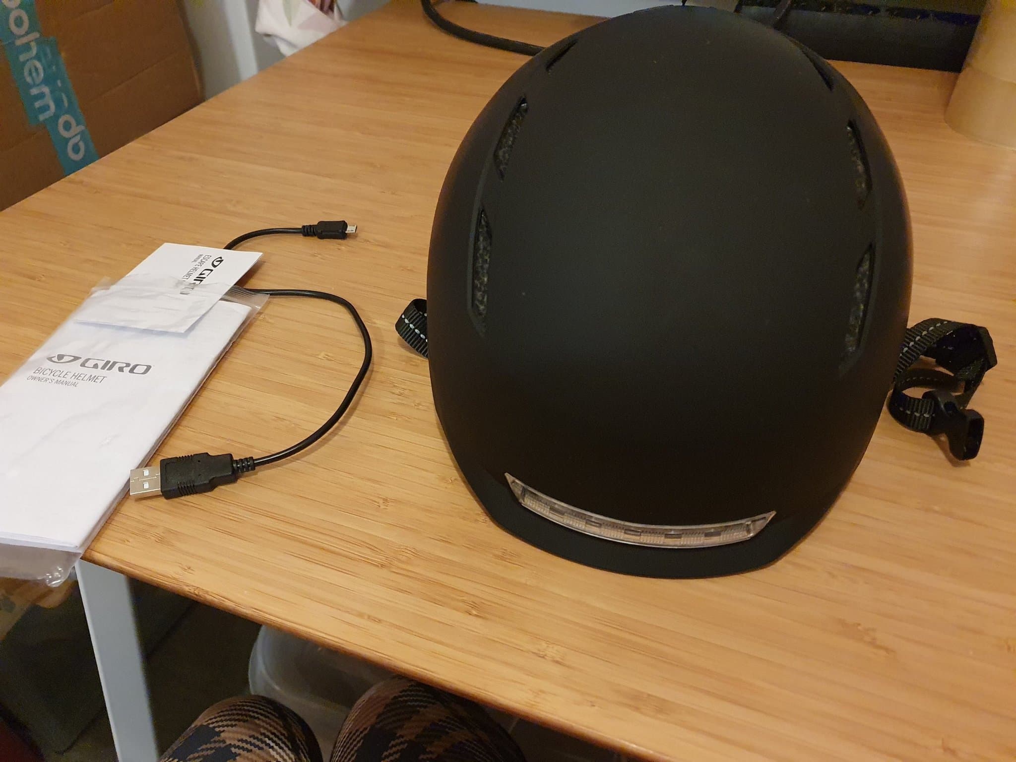 Giro Escape MIPS Cykelhjälm med Integrerad Belysning