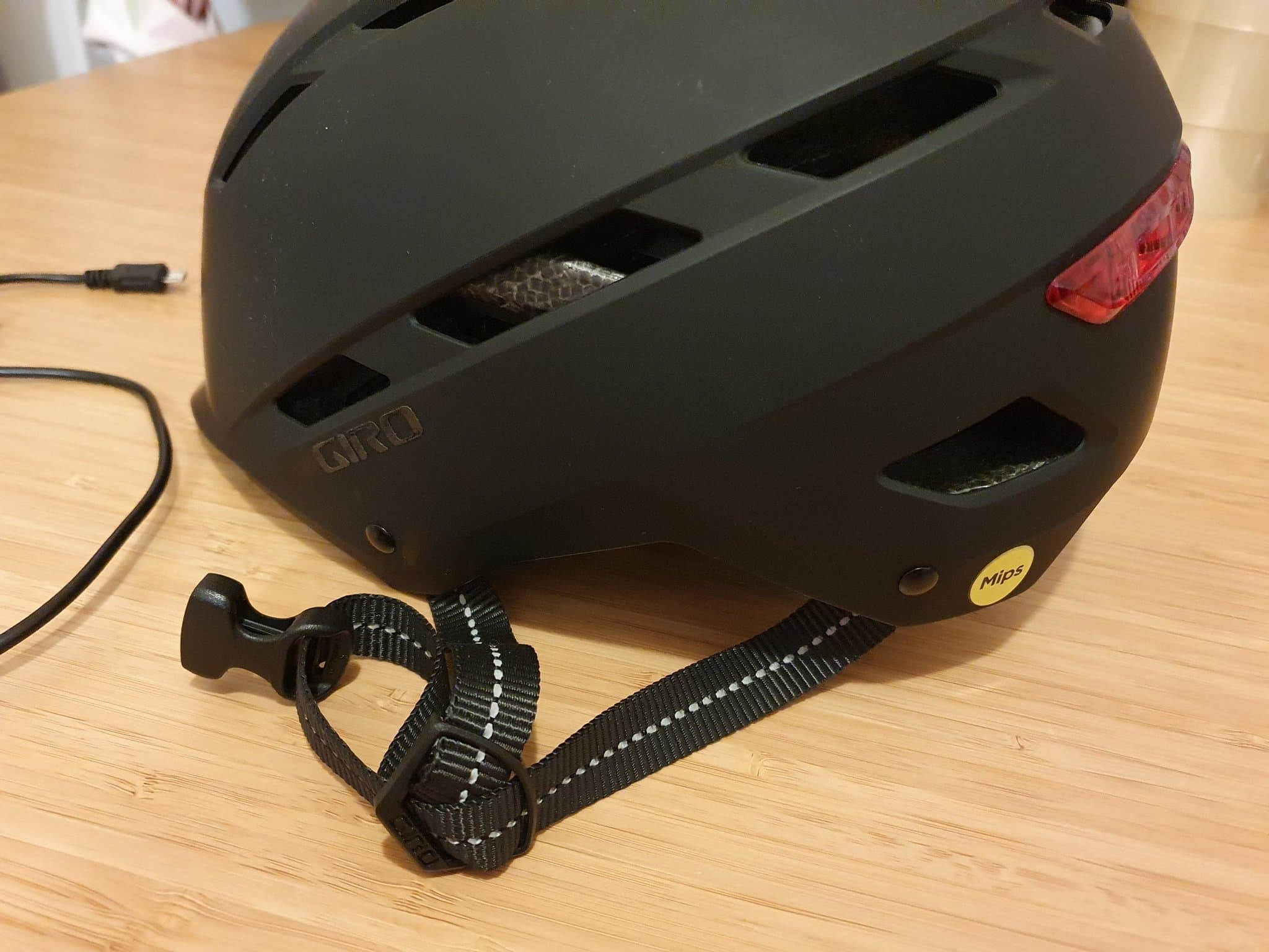 Giro Escape MIPS Cykelhjälm med Integrerad Belysning