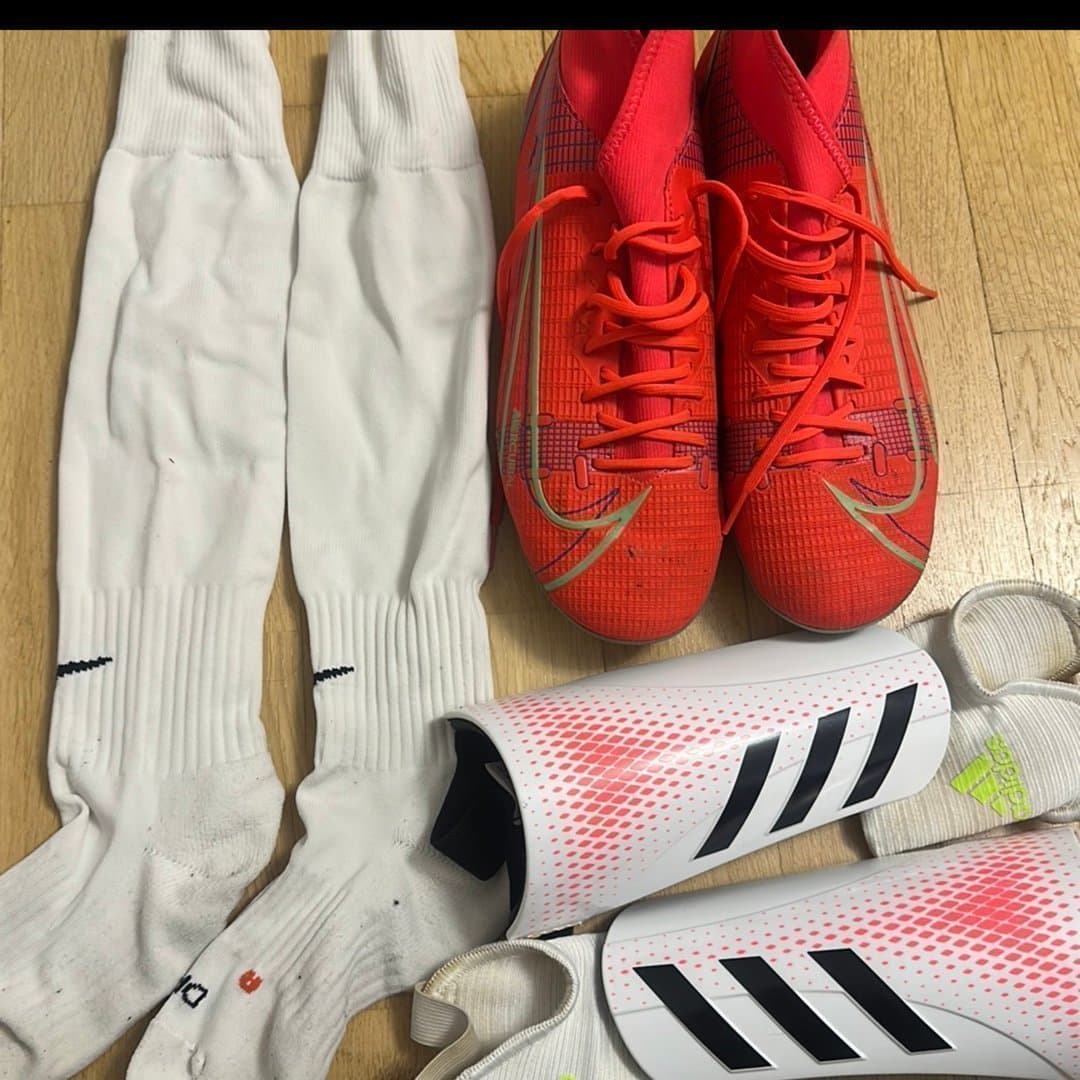 Fotbollsskor Nike Mercurial storlek 41, benskydd Adidas, strumpor